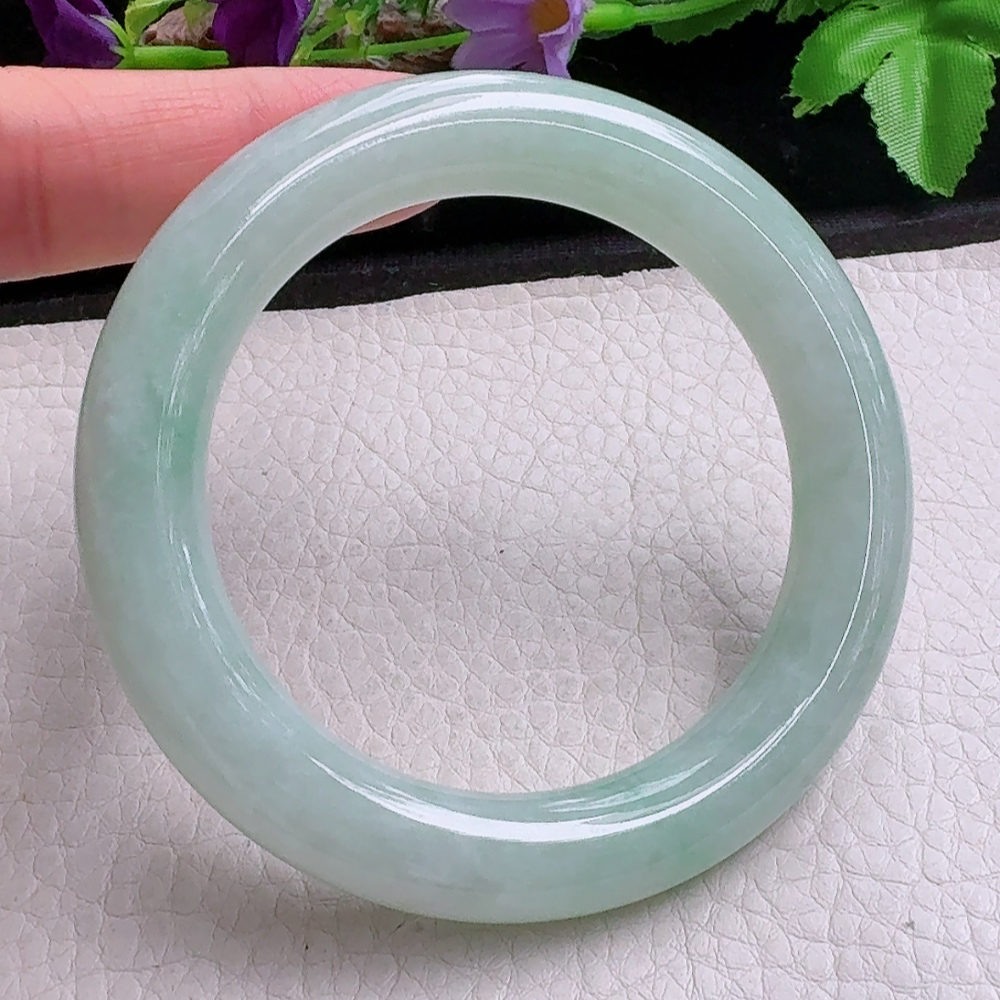 n实拍55*10.8*11.2美人镯 缅甸翡翠a货手镯浅绿圆条玉镯子