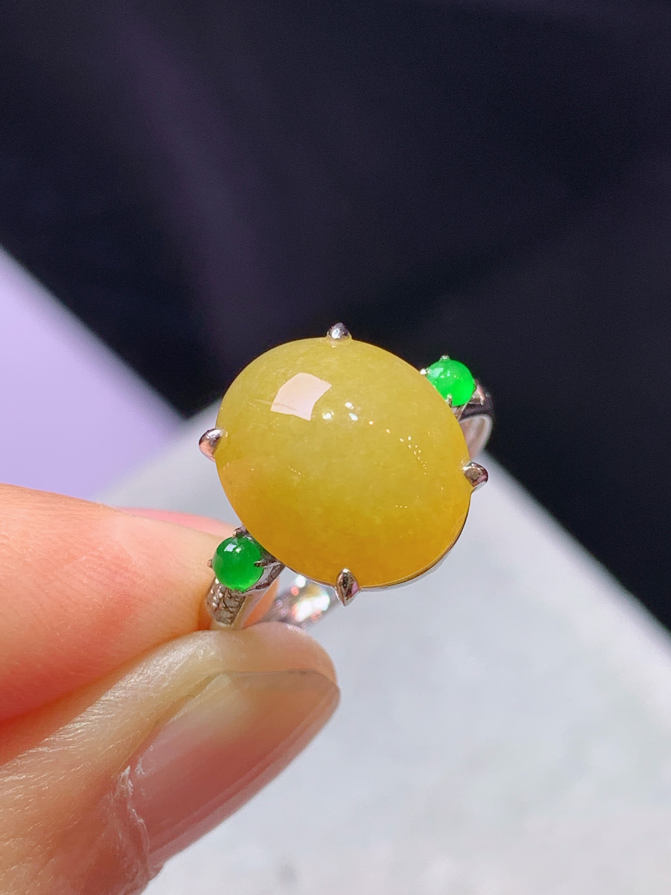 18k金钻镶嵌黄翡蛋面戒指 玉质细腻 色泽艳丽清新 水润亮眼 圈口14 裸石尺寸12.6*10.5*6b1