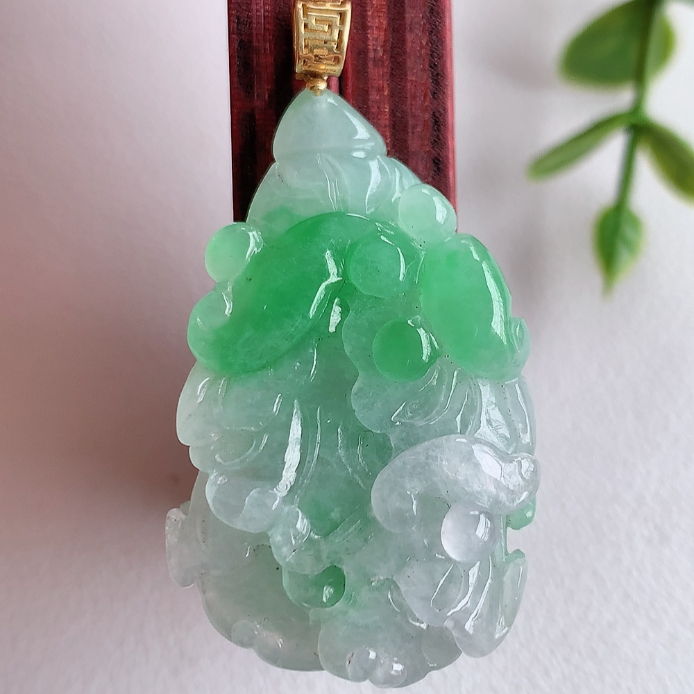 18k金扣冰润飘绿白菜吊坠  玉质细腻，巧雕白菜，叶脉纹理细密，饱和紧密;茎叶粗壮有力，白菜”音通“百财”，“玉”通“遇”，合起来就是“遇百财”之意，寄予事业生活中财源广进，一帆风顺 W03.27 尺寸：35-22-11mm