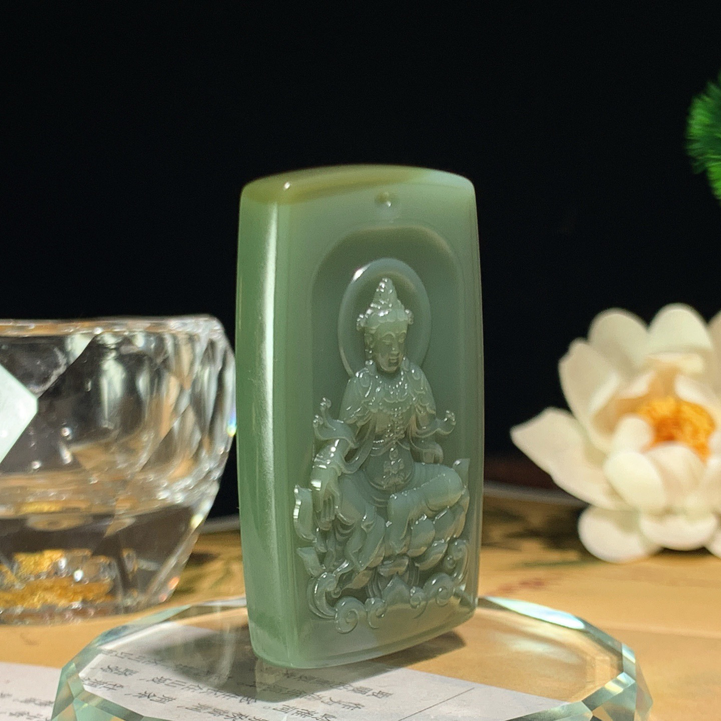 新疆和田玉沙枣青坐莲观音牌子挂件。尺寸55/34/10重43克 玉质细腻油润。手推出油。佩戴高端典雅。lt260428