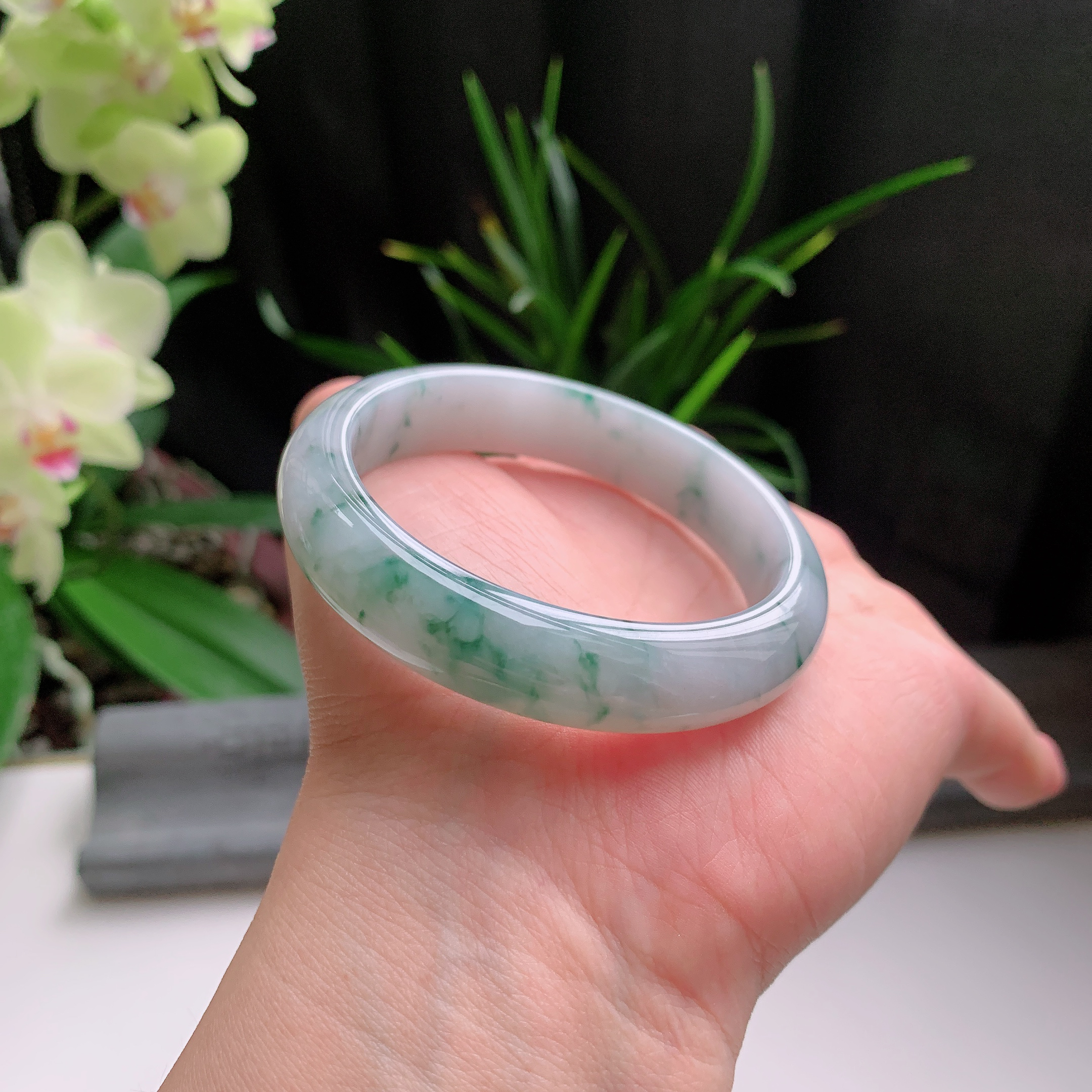 正圈53圈口，天然A货翡翠冰糯种水润飘绿玉手镯，水润秀丽，飘花灵动，种水十足，视觉甜美可人，恰到好
