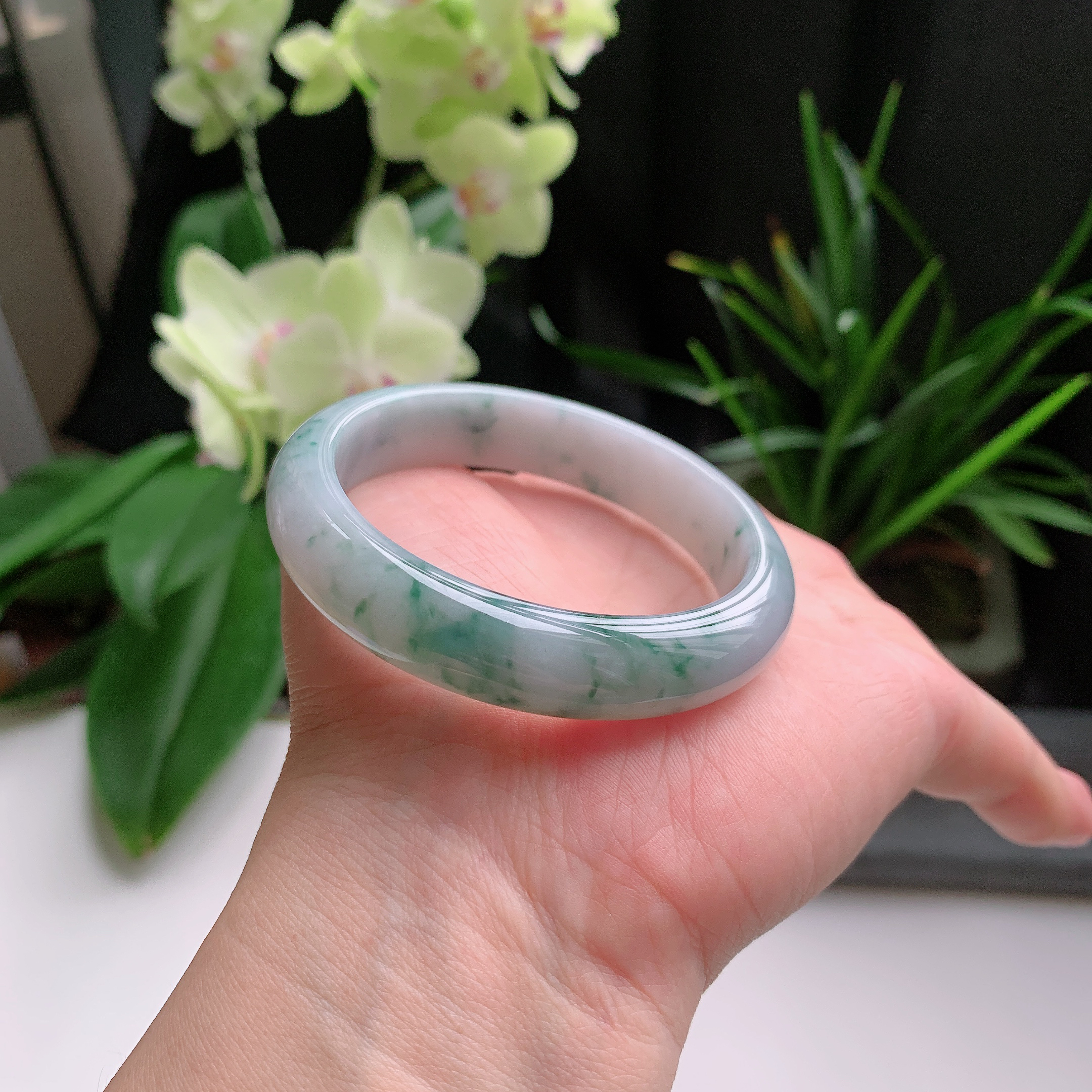 正圈53圈口，天然A货翡翠冰糯种水润飘绿玉手镯，水润秀丽，飘花灵动，种水十足，视觉甜美可人，恰到好处的美，十分高雅耐看，条形优美，上手优雅大方。47.53