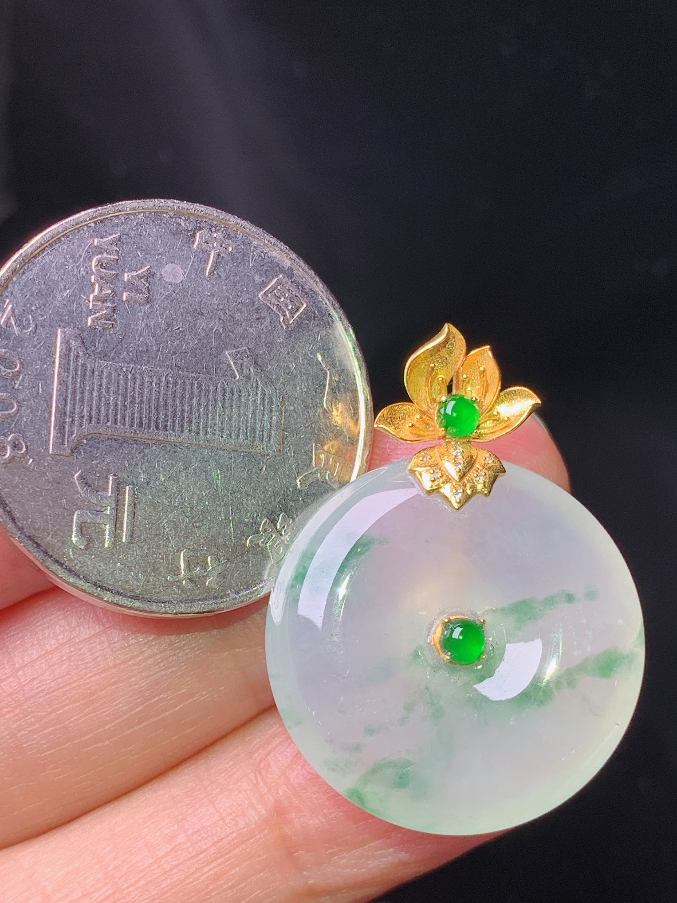 18k金镶嵌冰种飘绿平安扣吊坠 玉质细腻 色泽艳丽清新 水润亮眼 整体尺寸28.8*21.8*5.7h3
