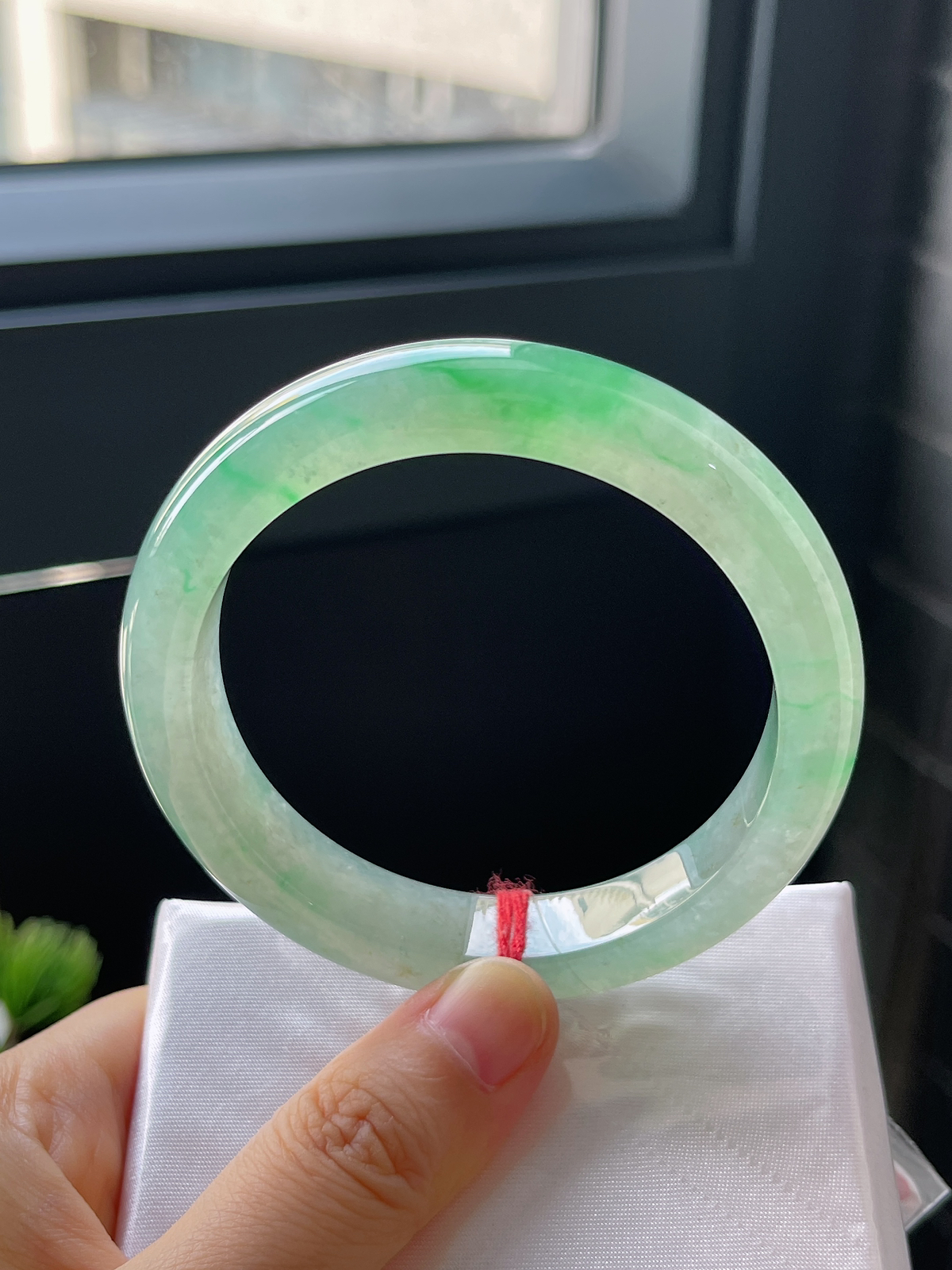 正圈56.8圈口，翡翠冰糯种淡绿色手镯