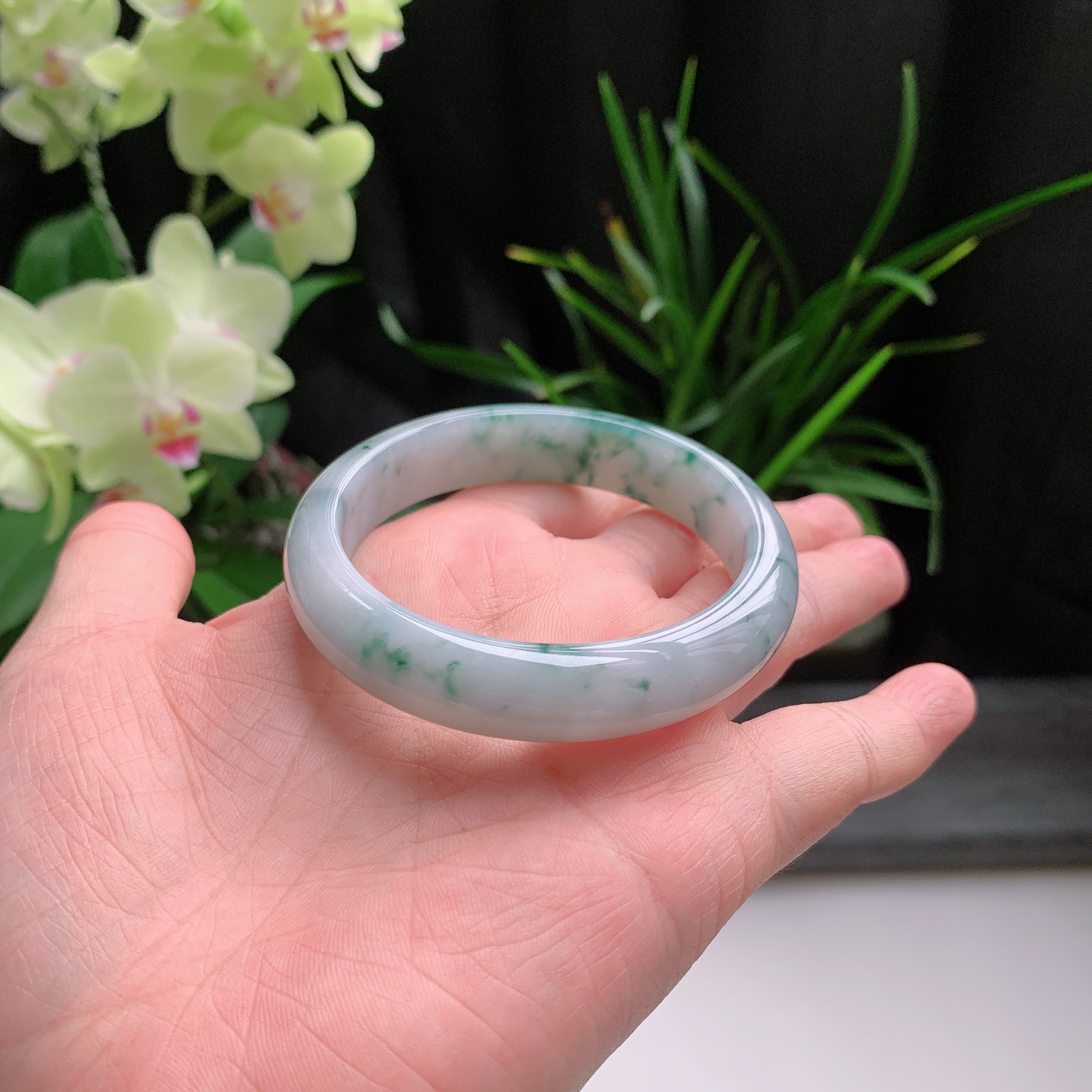 正圈53圈口，天然A货翡翠冰糯种水润飘绿玉手镯，水润秀丽，飘花灵动，种水十足，视觉甜美可人，恰到好处的美，十分高雅耐看，条形优美，上手优雅大方。47.53