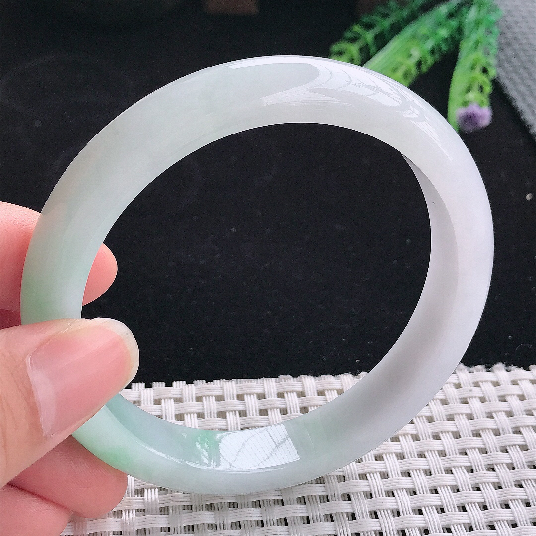 实拍A货翡翠63/12.5/8.5大圈口老坑精美冰润飘绿手镯翡翠玉镯手环