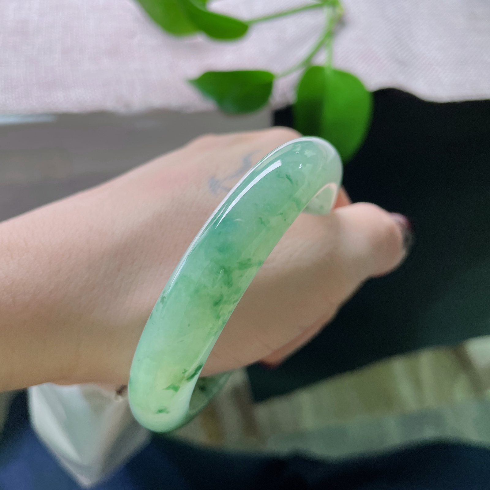 54.8/12/8.2，飘花正圈，花色分布疏密有致，如晴空薄雾，衬花如游鱼。一点皮纹，ss50031a..