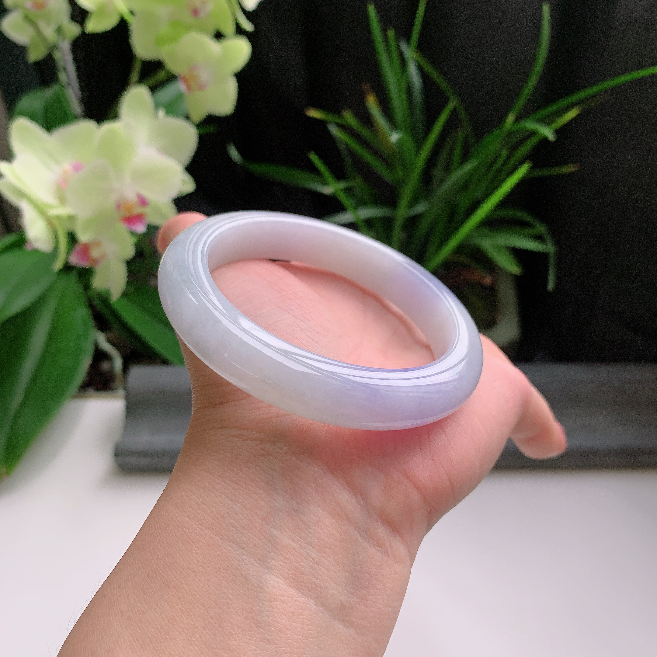 正圈58圈口，天然A货翡翠冰糯种水润飘紫玉手镯，水润秀丽，飘花灵动，种水十足，视觉甜美可人，恰到好处的美，十分高雅耐看，条形优美，上手优雅大方。68.00