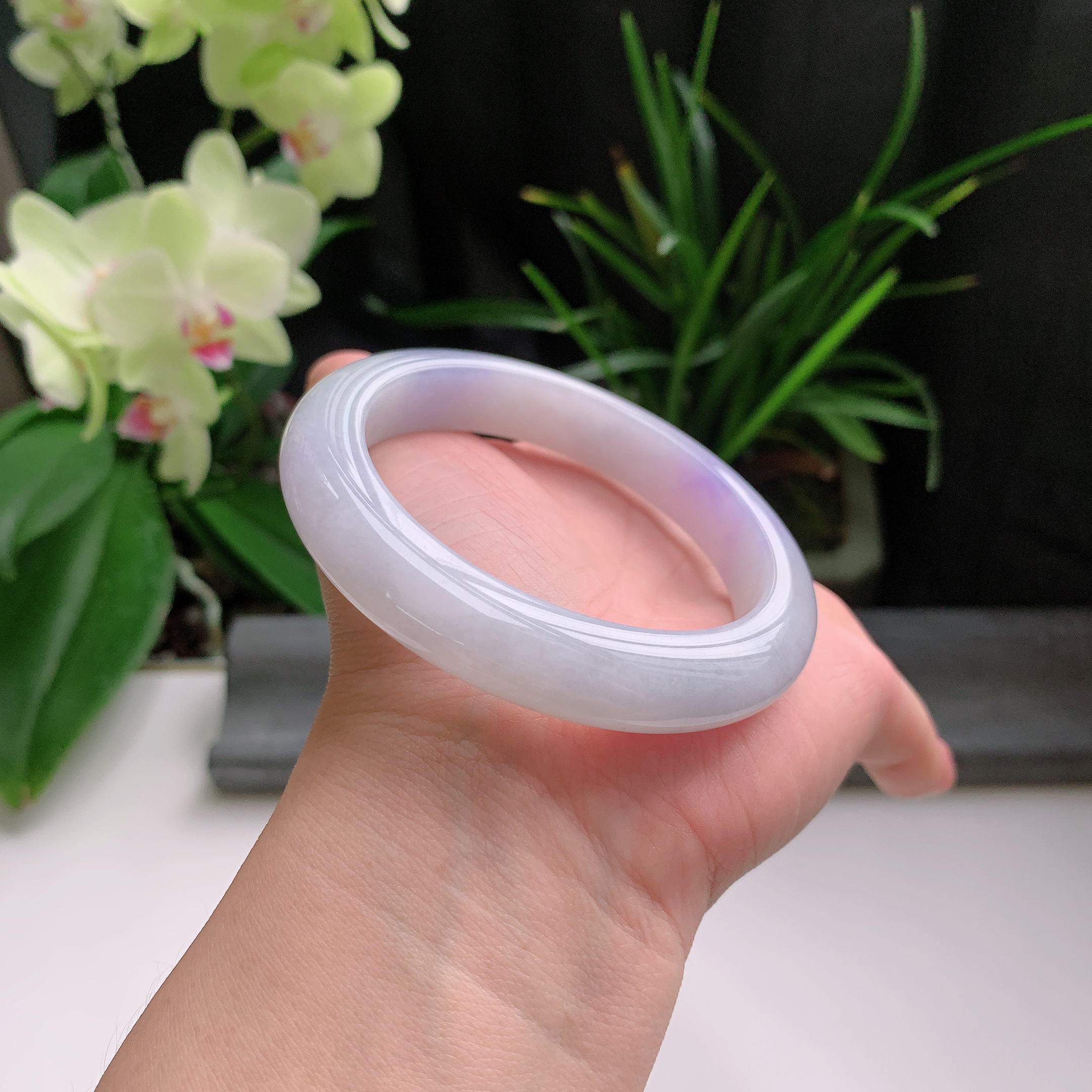 正圈58圈口，天然A货翡翠冰糯种水润飘紫玉手镯，水润秀丽，飘花灵动，种水十足，视觉甜美可人，恰到好处的美，十分高雅耐看，条形优美，上手优雅大方。68.00