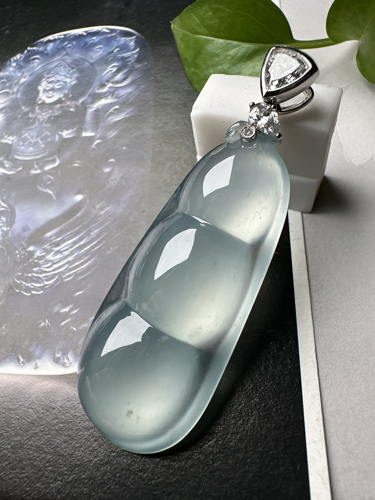 【冰种天空蓝福豆吊坠】种地上乘，冰感十足，通透起光，饱满圆润，收藏品质，18k金钻镶嵌，裸石尺寸53.2*23.5*10.1毫米