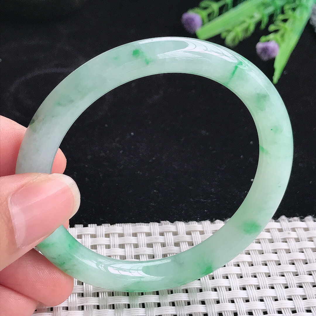 实拍A货翡翠55.5/8.5老坑冰润冰阳绿圆条手镯翡翠玉镯平安镯