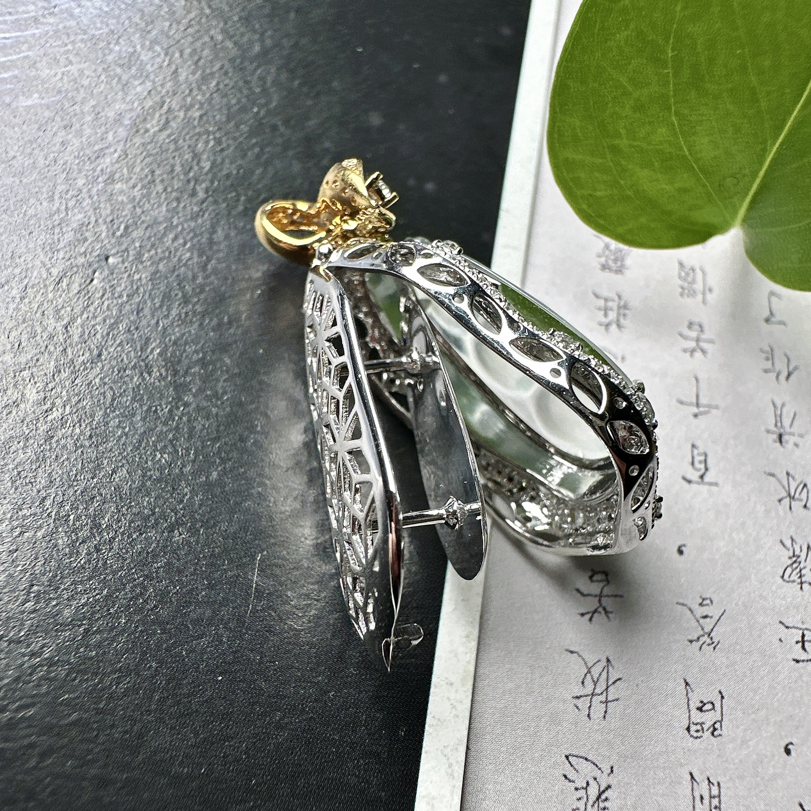 【玻璃种飘花福豆吊坠】种地上乘，冰感十足，通透起光，饱满圆润，收藏品质，18k金钻镶嵌，裸石尺寸20.3*10.4*3.8毫米