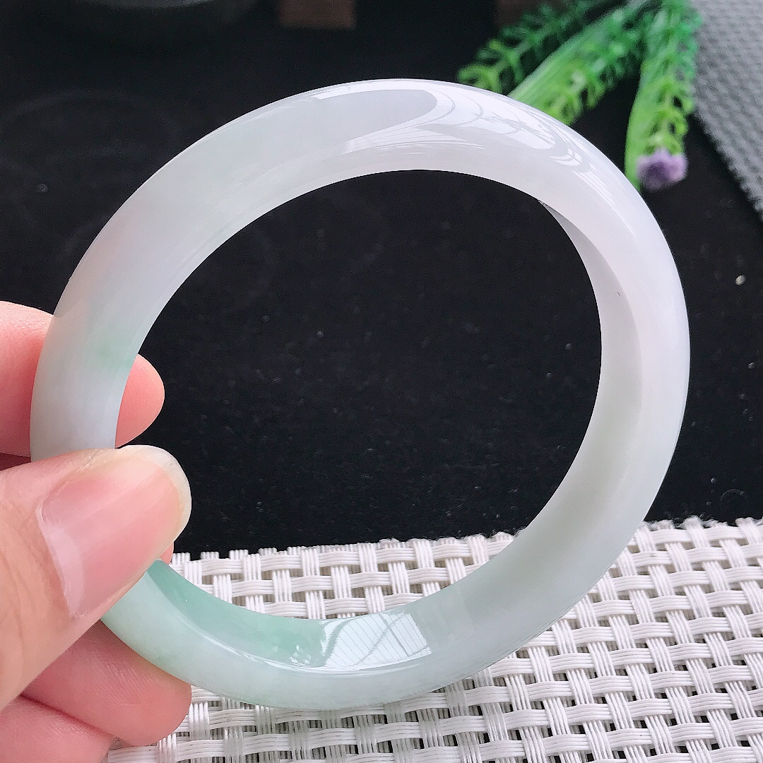 实拍A货翡翠63/12.5/8.5大圈口老坑精美冰润飘绿手镯翡翠玉镯手环