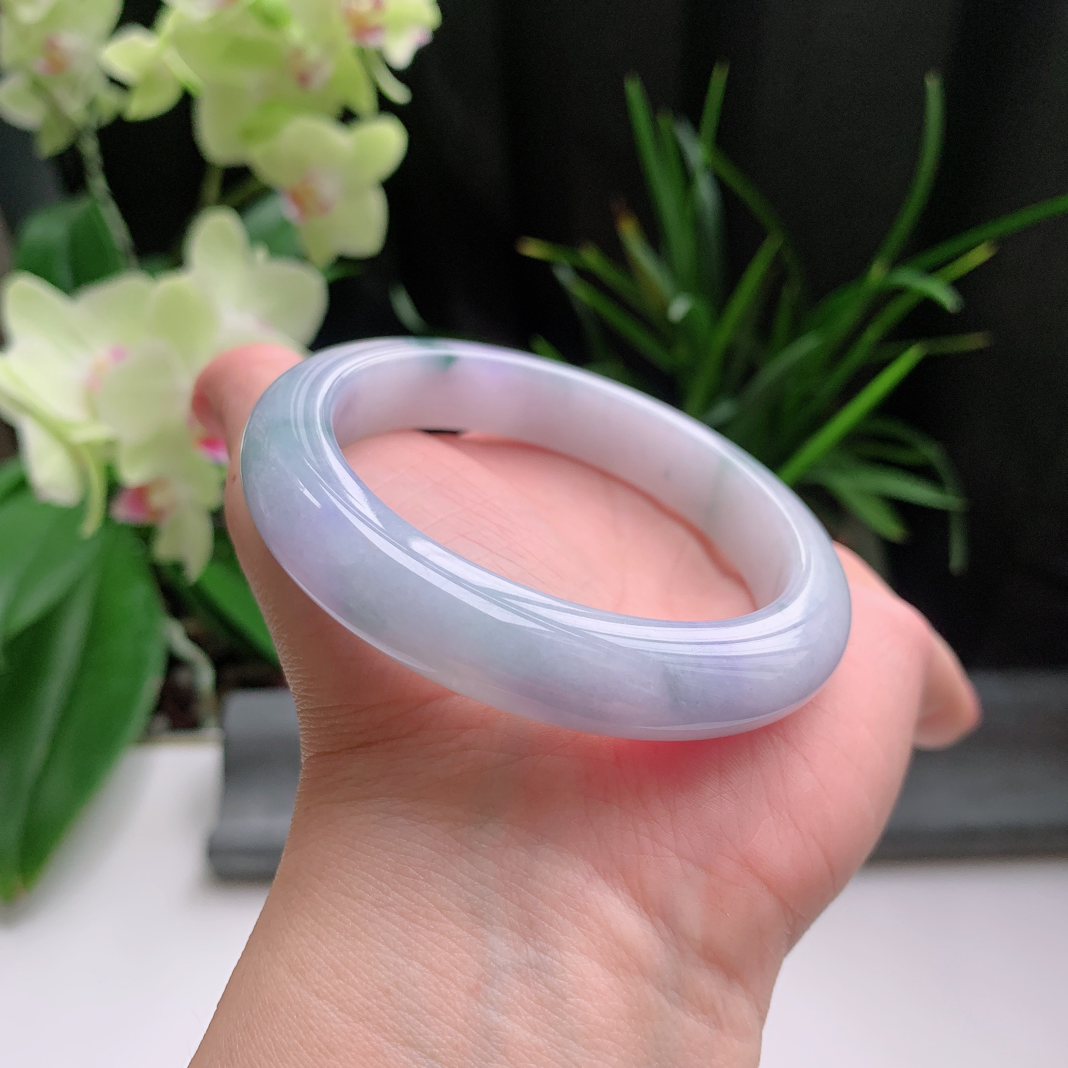 正圈56圈口，天然A货翡翠冰糯种水润淡紫飘绿玉手镯，水润秀丽，飘花灵动，种水十足，视觉甜美可人，恰到好处的美，十分高雅耐看，条形优美，上手优雅大方。62.01