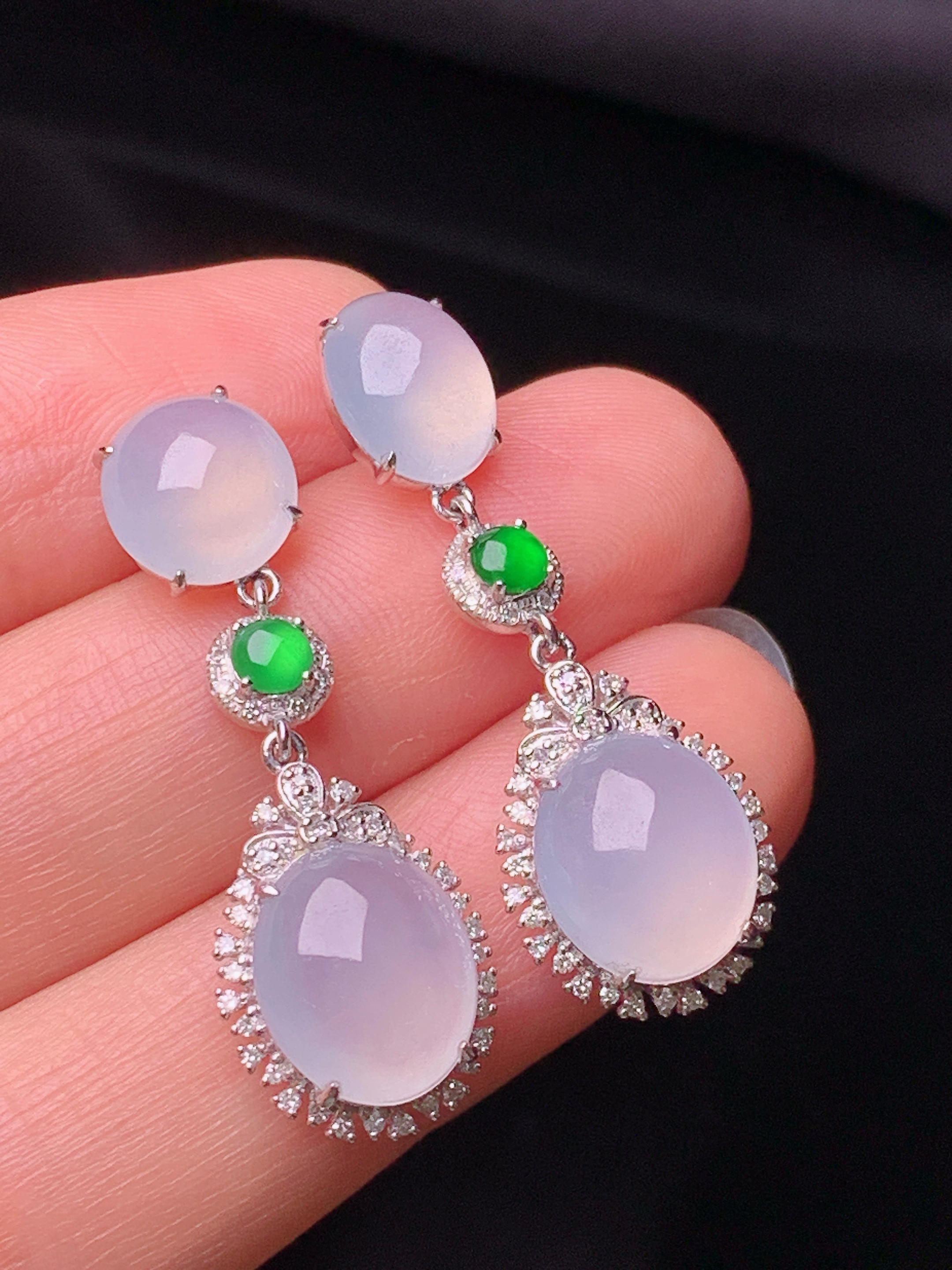 18k金钻镶嵌冰种蛋面耳坠 玉质细腻 色泽艳丽清新 水润亮眼 整体尺寸32.2*11*7x2