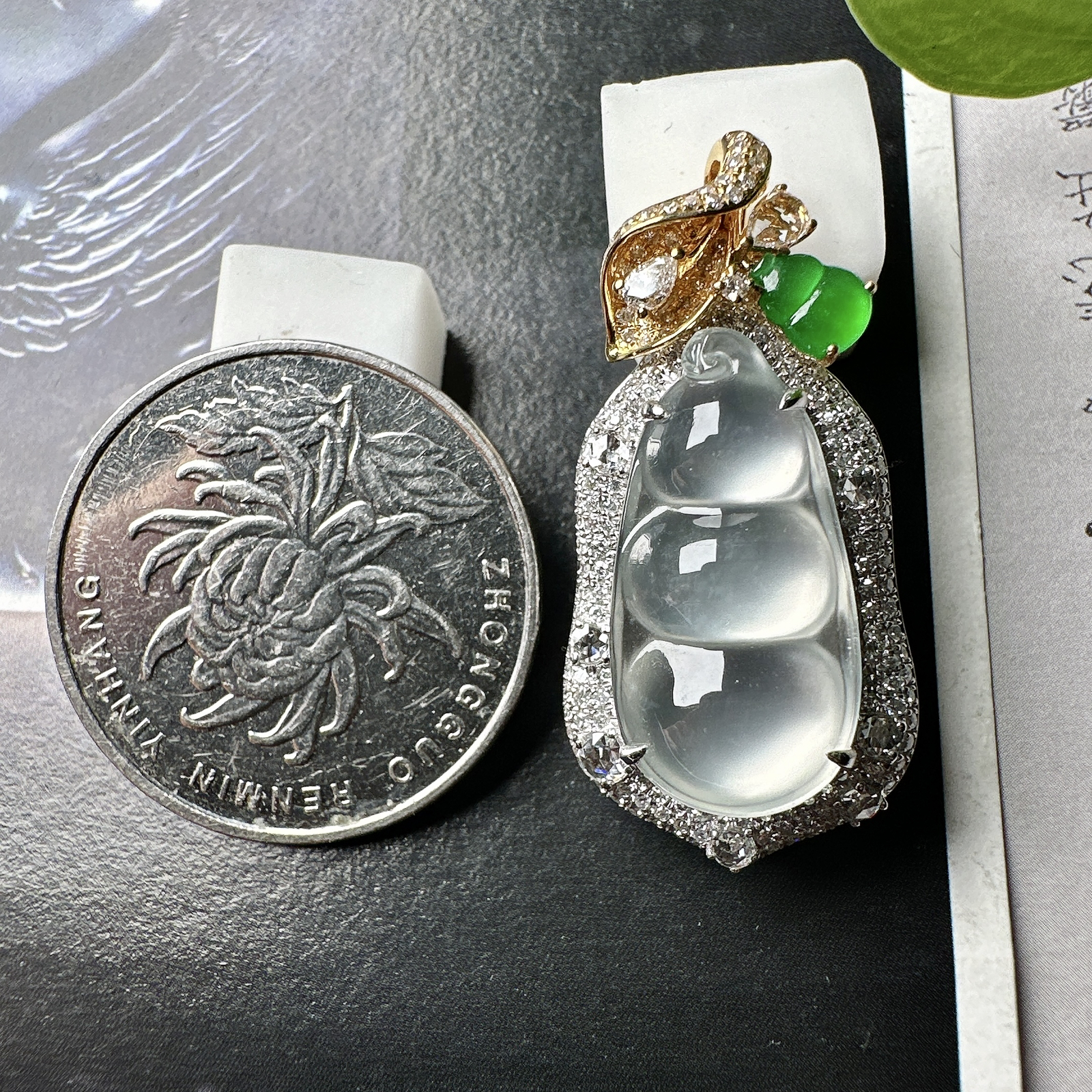 【玻璃种飘花福豆吊坠】种地上乘，冰感十足，通透起光，饱满圆润，收藏品质，18k金钻镶嵌，裸石尺寸20.3*10.4*3.8毫米