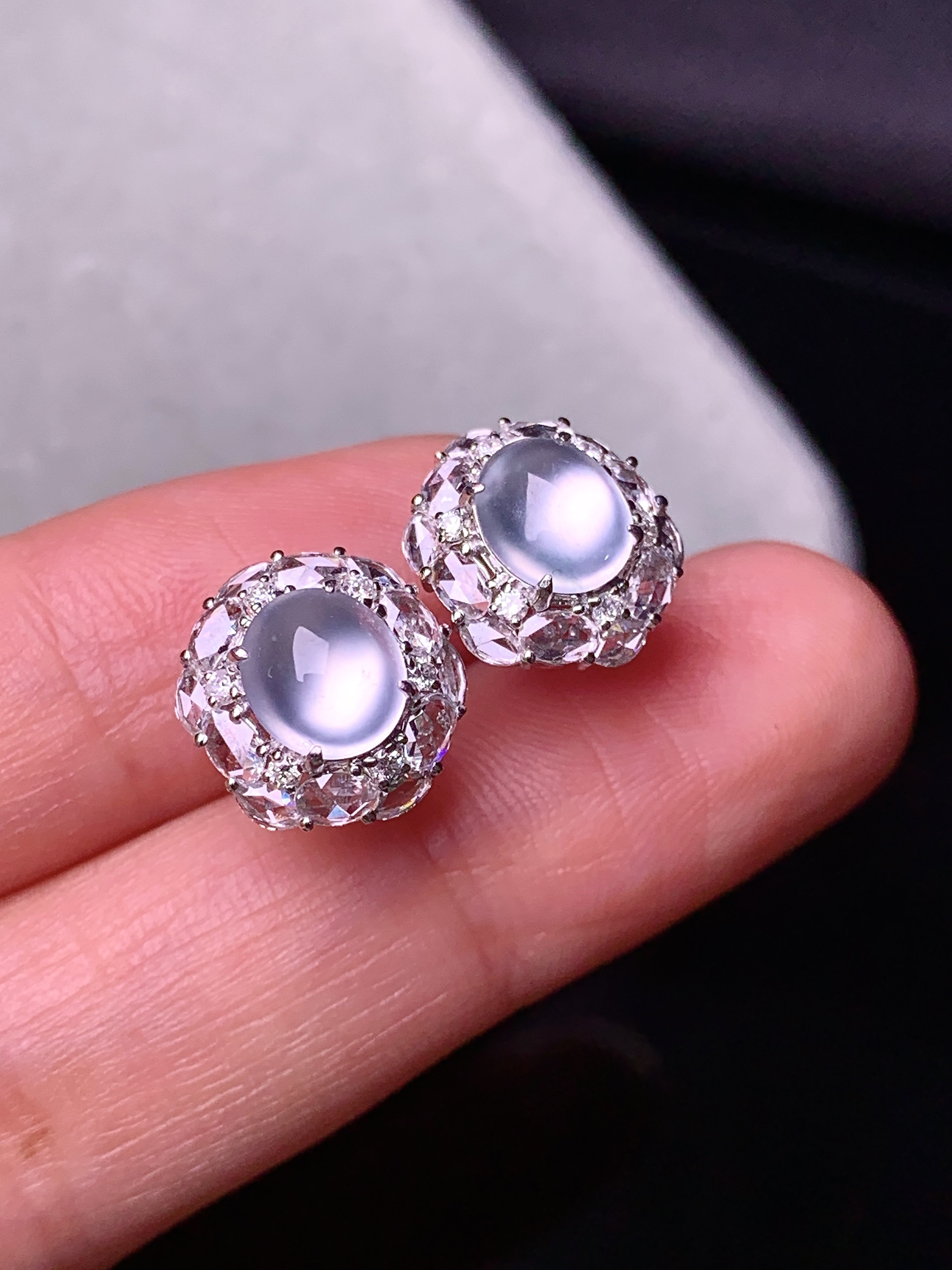 18k金钻镶嵌玻璃种蛋面耳钉 玉质细腻 色泽艳丽清新 水润亮眼 整体尺寸11.8*10.6*7.5m3