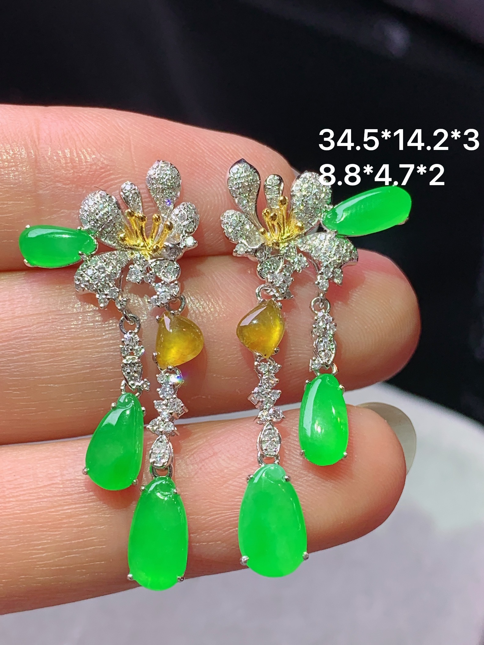 18k金钻镶嵌冰阳绿福瓜耳坠 玉质细腻 色泽艳丽清新 水润亮眼 整体尺寸34.5*14.2*3x2