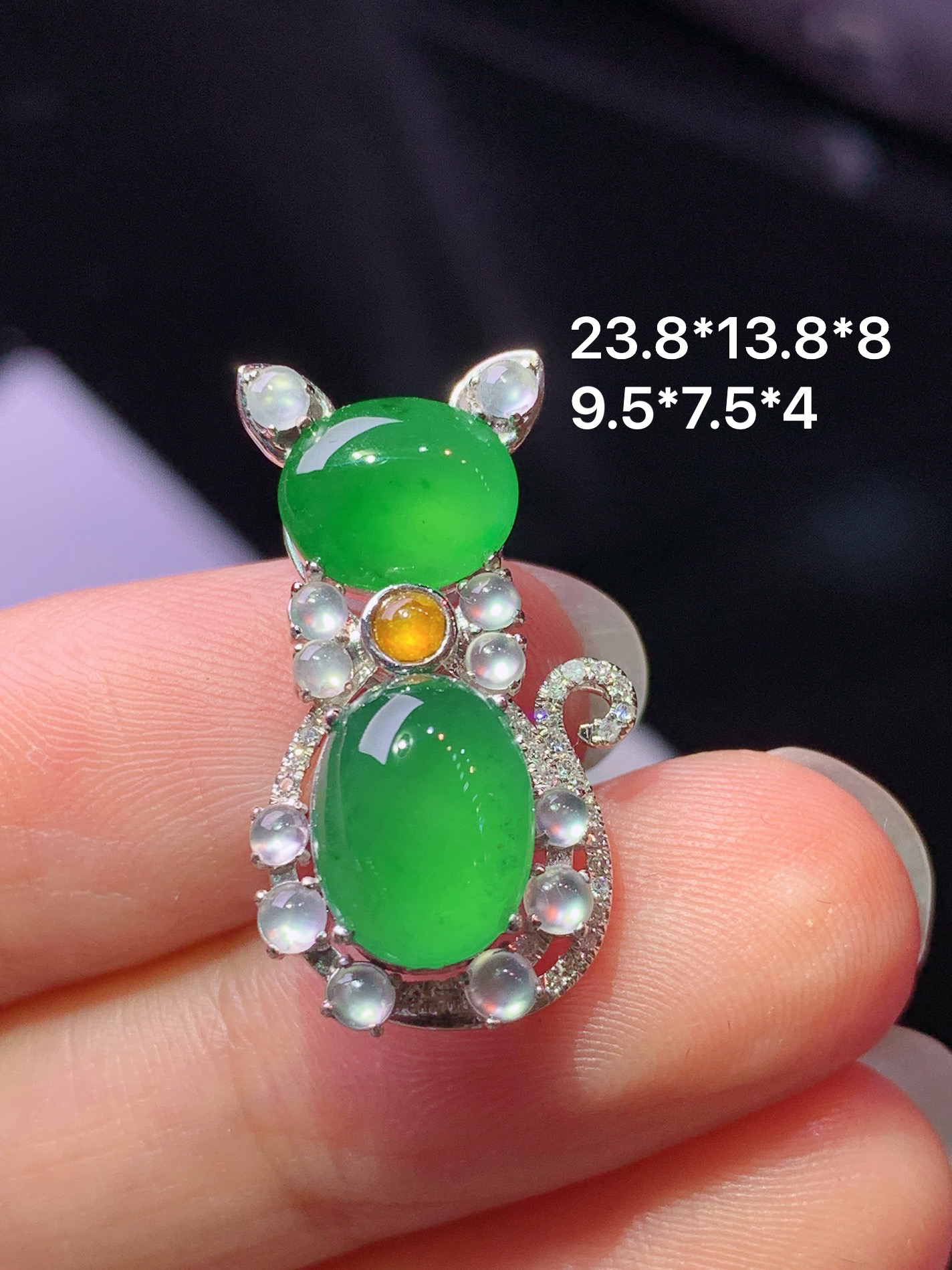 18k金钻镶嵌冰满绿蛋面猫咪款吊坠 玉质细腻 色泽艳丽清新 水润亮眼 整体尺寸23.8*13.8*8x2