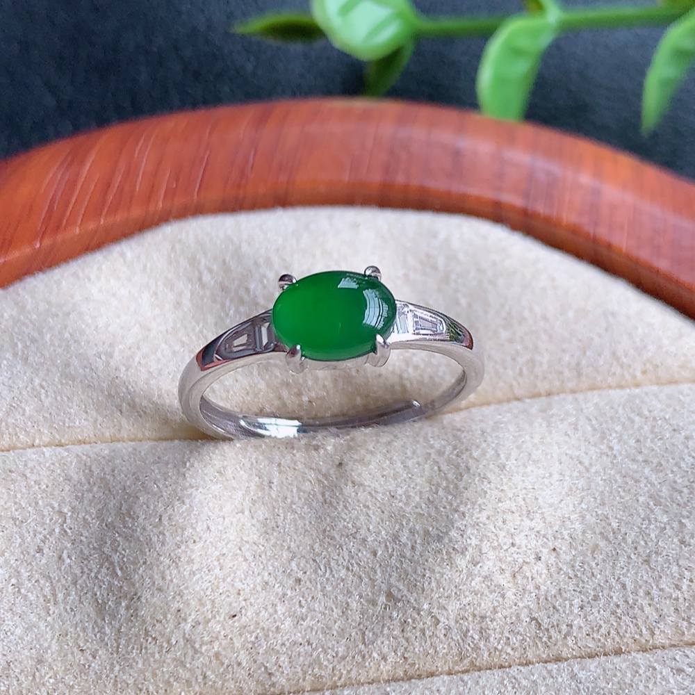 冰润满绿精美环形翡翠戒指  玉质细腻  冰清玉润  飘花灵动  颜色漂亮  W815.27  内径尺寸：17-5.3-4.2mm  裸石尺寸：7-5mm