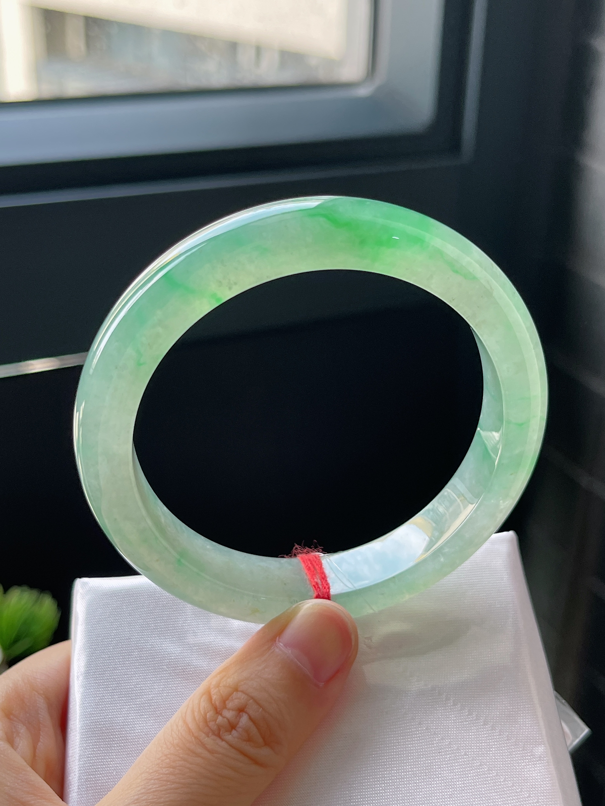 正圈56.8圈口，翡翠冰糯种淡绿色手镯