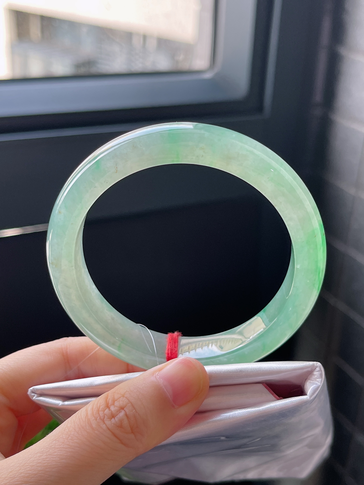 正圈56.8圈口，翡翠冰糯种淡绿色手镯