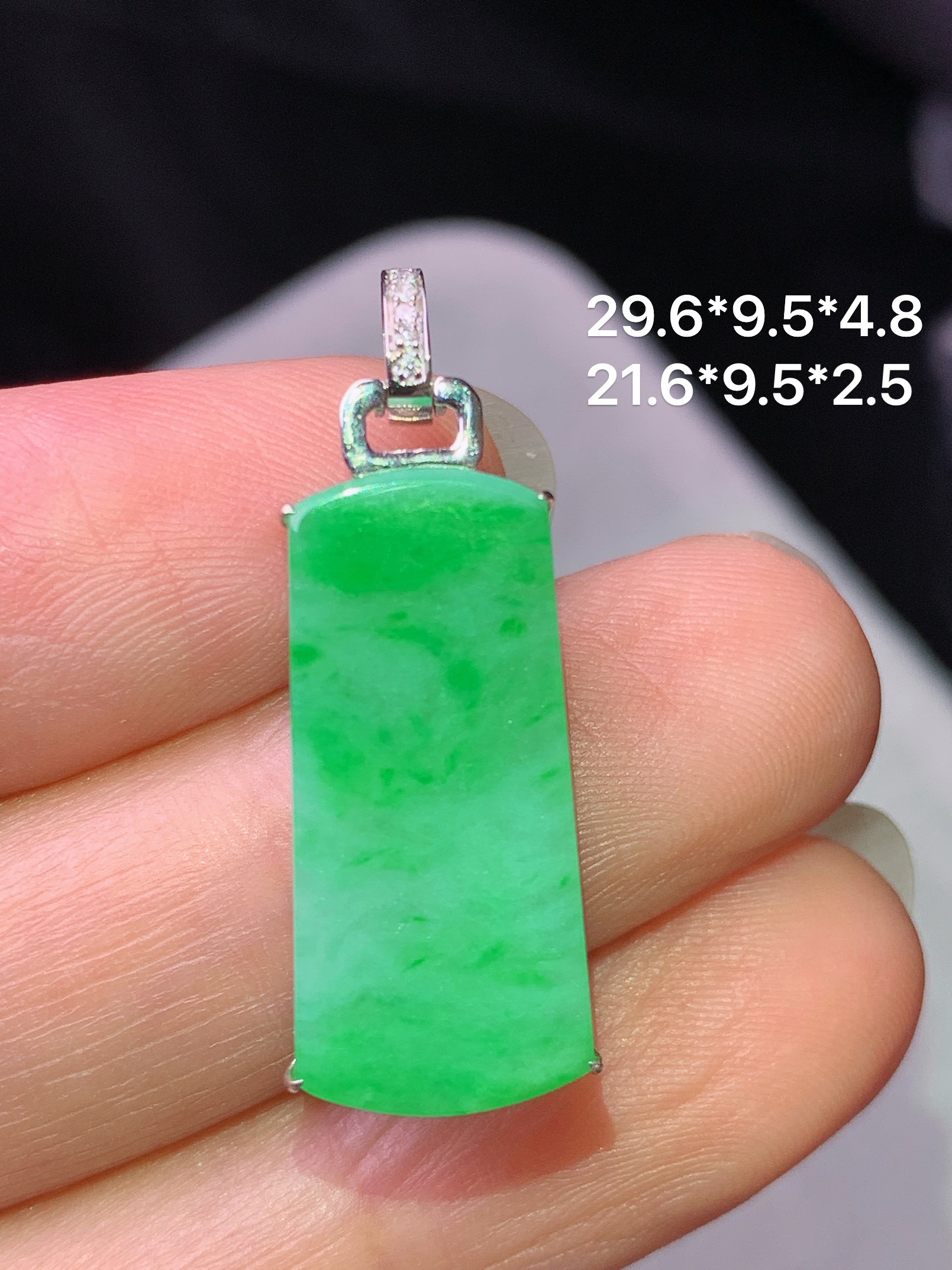 18k金钻镶嵌阳绿无事牌吊坠 玉质细腻 色泽艳丽清新 水润亮眼 整体尺寸29.6*9.5*4.8b1