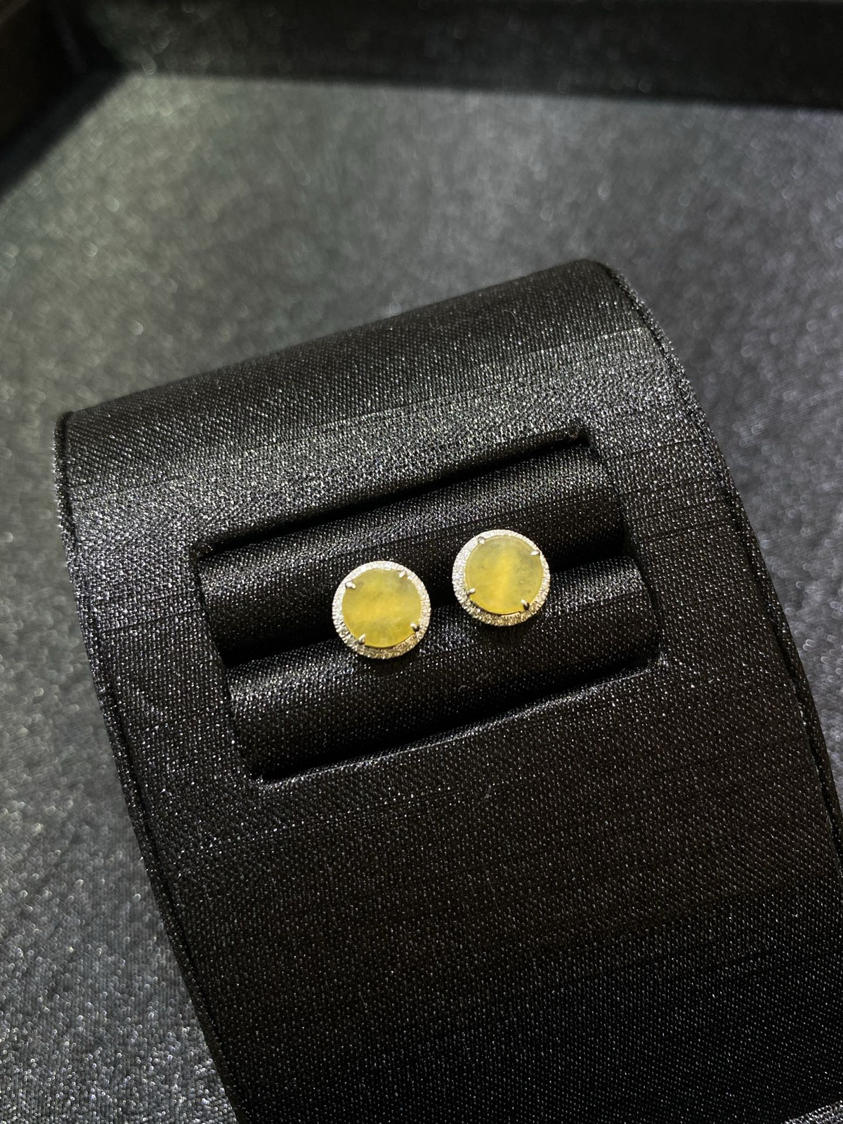 18Ｋ黄翡无事牌耳钉
整体8.6/4
裸石6.5/2.2..