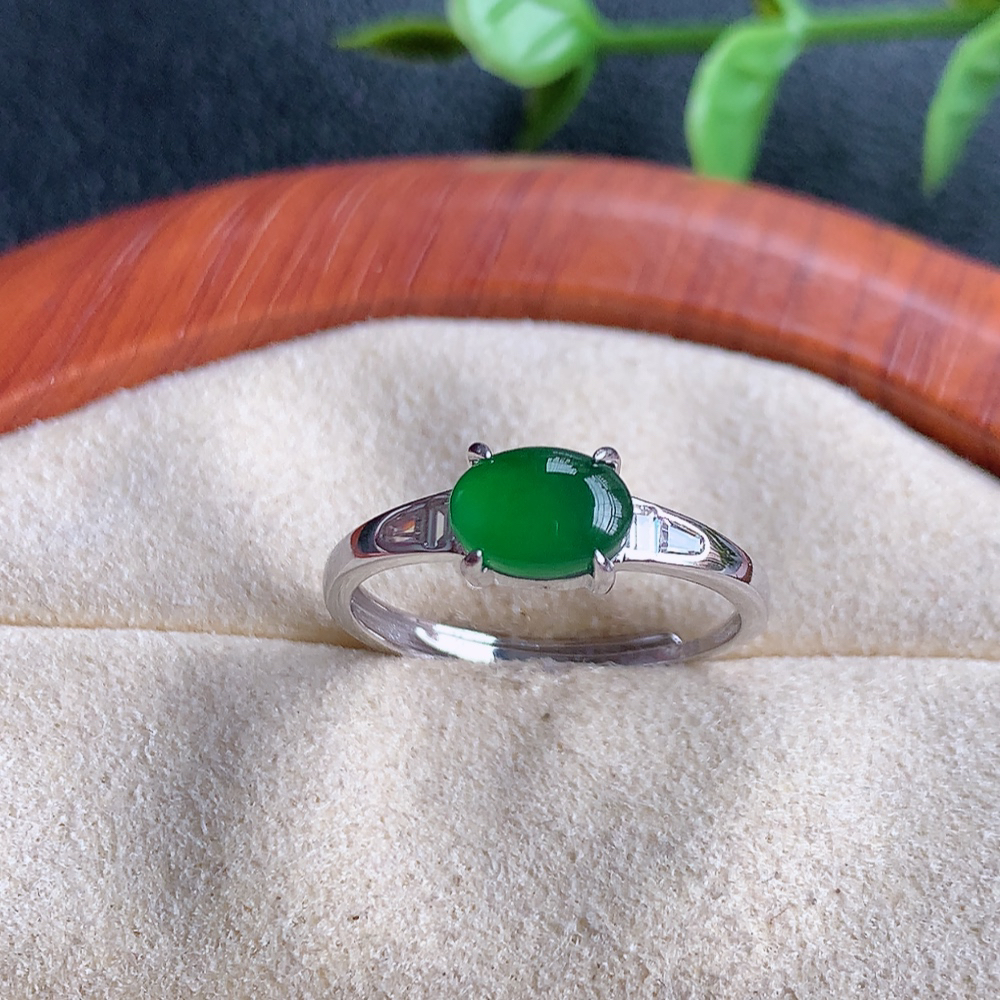 冰润满绿精美环形翡翠戒指  玉质细腻  冰清玉润  飘花灵动  颜色漂亮  W815.27  内径尺寸：17-5.3-4.2mm  裸石尺寸：7-5mm