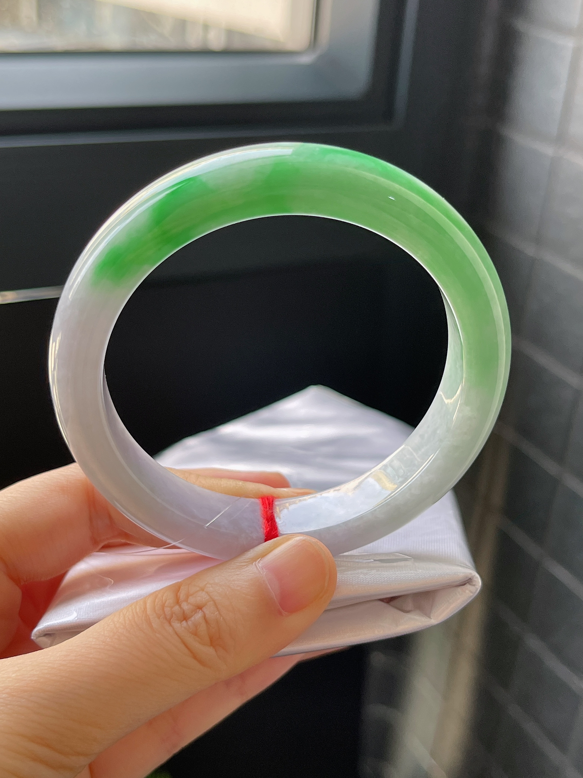 正圈57圈口，翡翠糯化种飘绿手镯