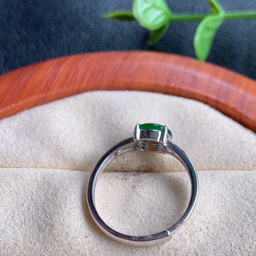 冰润满绿精美环形翡翠戒指  玉质细腻  冰清玉润  飘花灵动  颜色漂亮  W815.27  内径尺寸：17-5.3-4.2mm  裸石尺寸：7-5mm