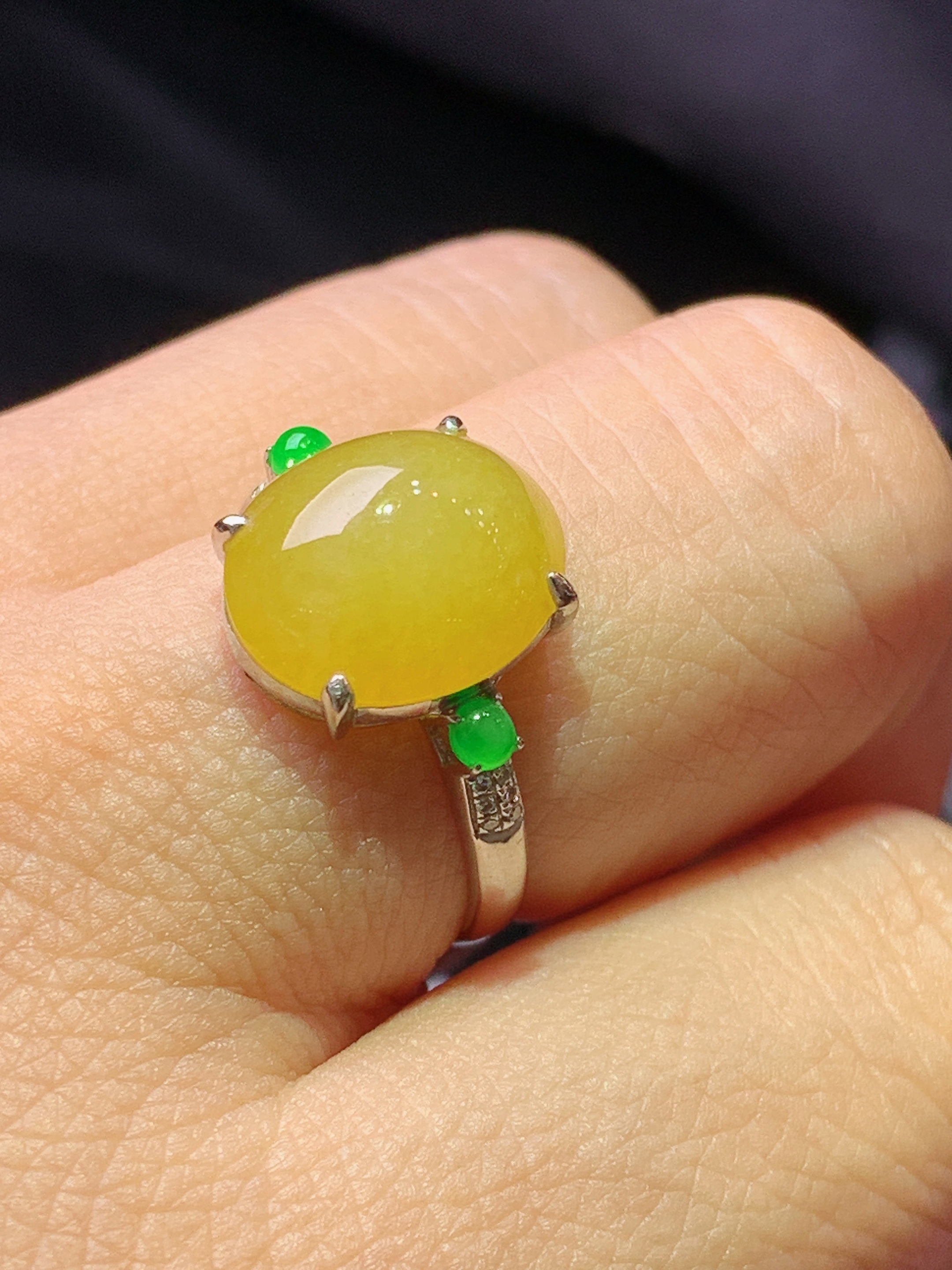 18k金钻镶嵌黄翡蛋面戒指 玉质细腻 色泽艳丽清新 水润亮眼 圈口14 裸石尺寸12.6*10.5*6b1