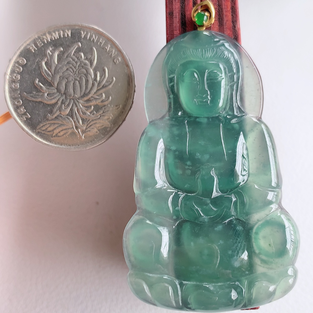 18k金扣蓝冰精雕观音吊坠，法相端庄大气，工艺精湛，种色浓郁，细腻饱满冰润，种老水足，收藏佳品，佩戴大气  W03.27   尺寸：49-30-3.5mm