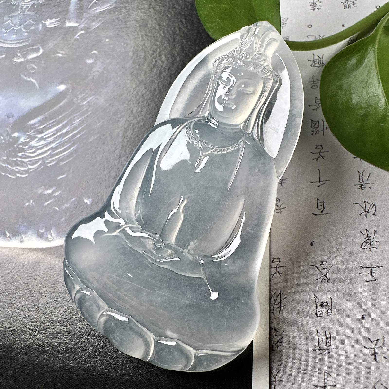 【冰种素衣观音】质地细腻，通透度上佳，冰感十足，适合佩戴