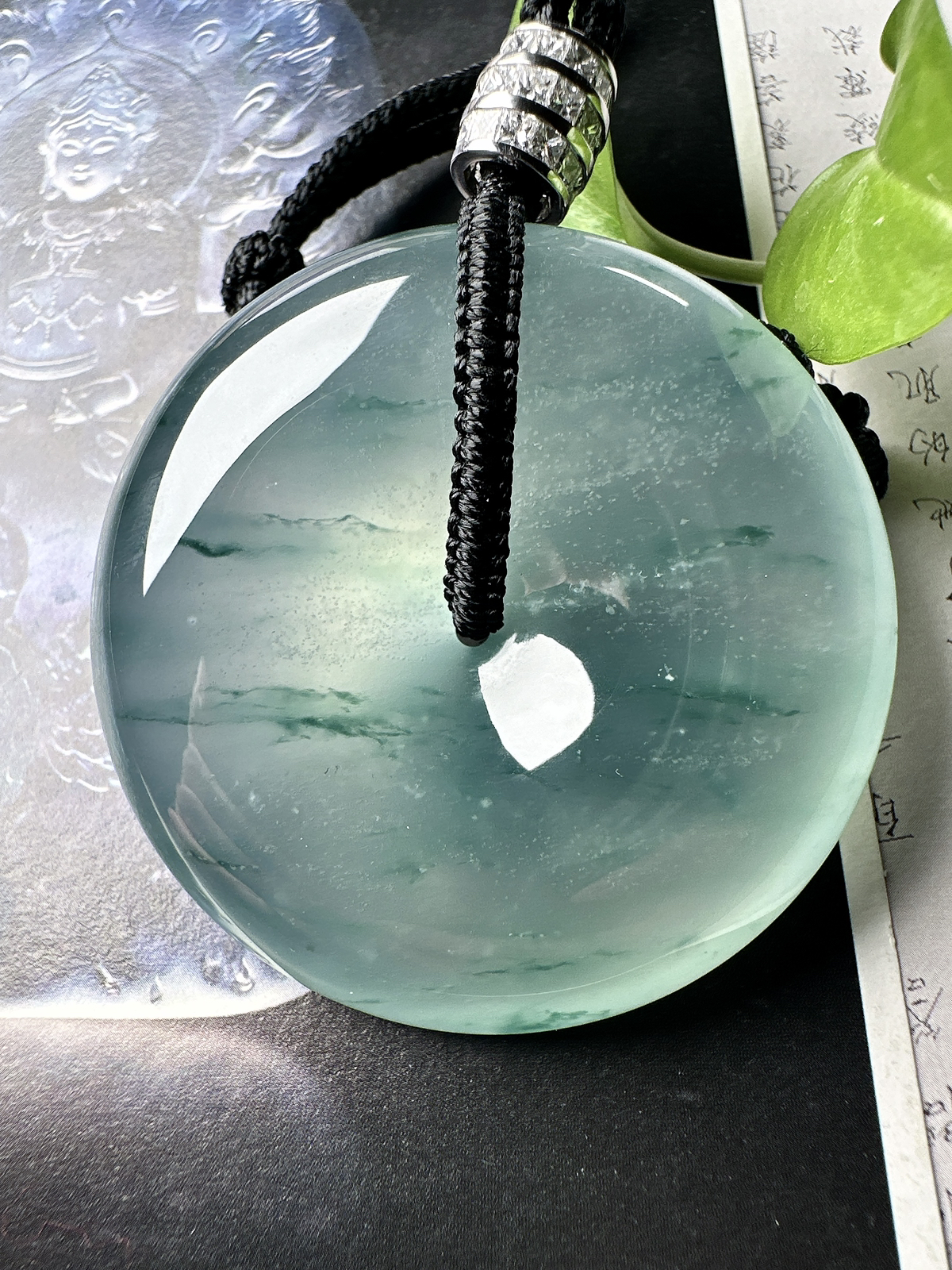 【冰种飘花巨无霸平安扣】质地非常细腻，冰润十足，种老冰透，花色灵动，收藏品质。