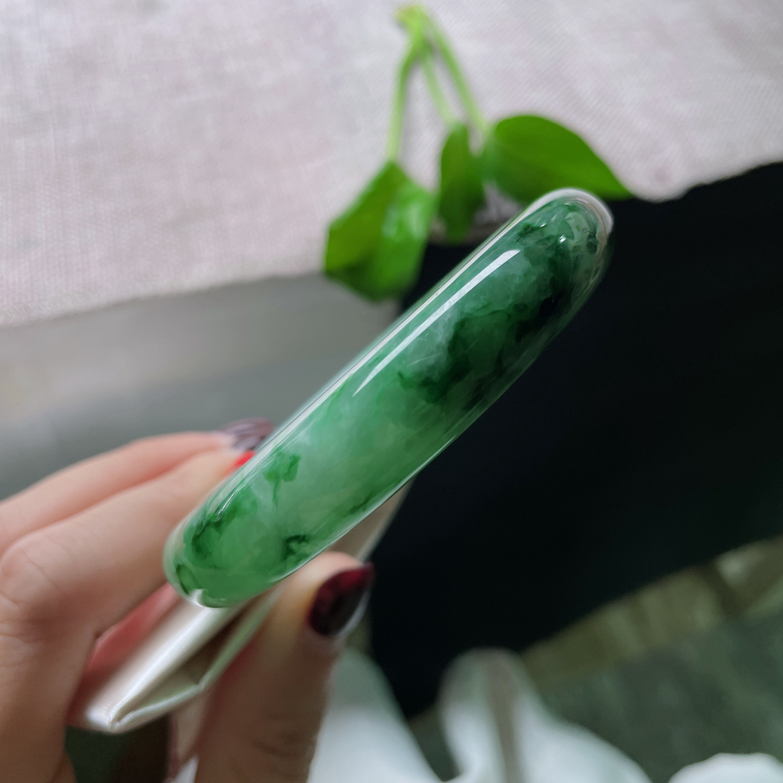 57.9/12.6/7.8绿底正圈，水润细腻，郁郁葱葱，翠色满圈，贵气，一点皮纹，ss51395a..