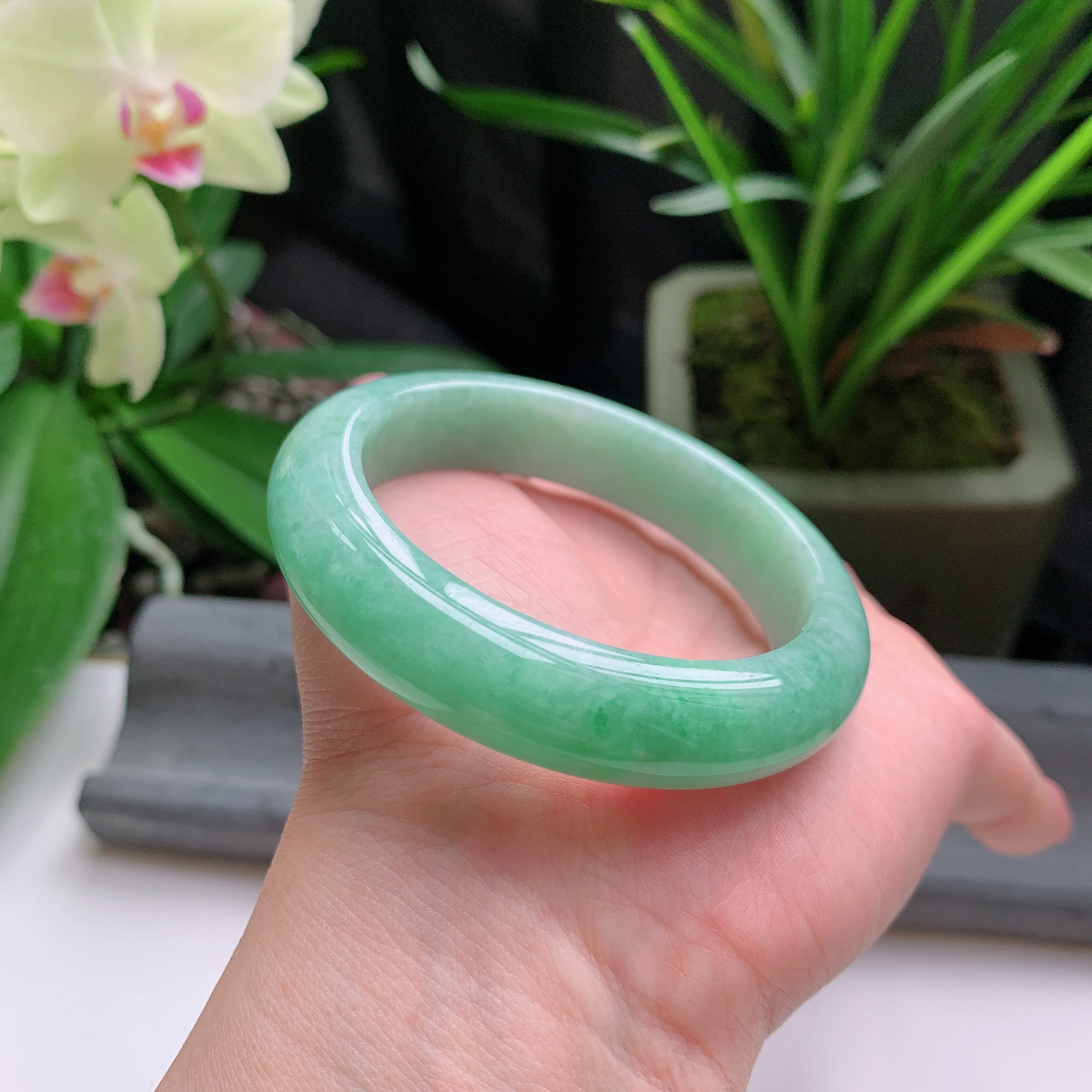 正圈53圈口，天然A货翡翠冰糯种水润满色果绿玉手镯，水润秀丽，飘花灵动，种水十足，视觉甜美可人，恰到好处的美，十分高雅耐看，条形优美，上手优雅大方。62.10