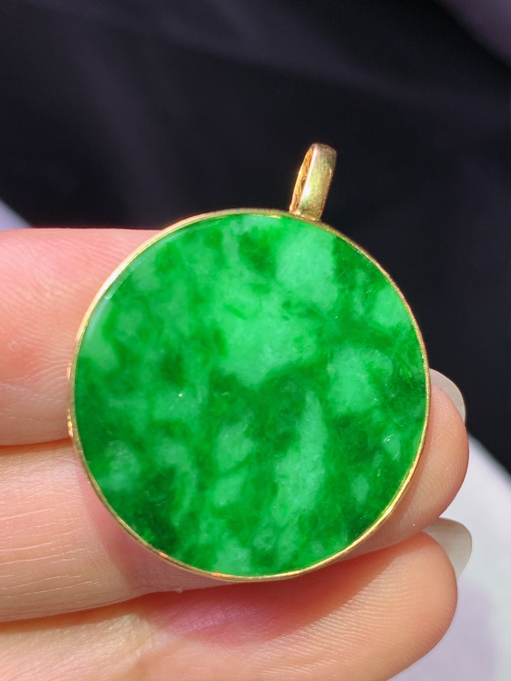 18k金镶嵌飘绿圆牌吊坠 玉质细腻 色泽艳丽清新 水润亮眼 整体尺寸28.8*23.5*2b1