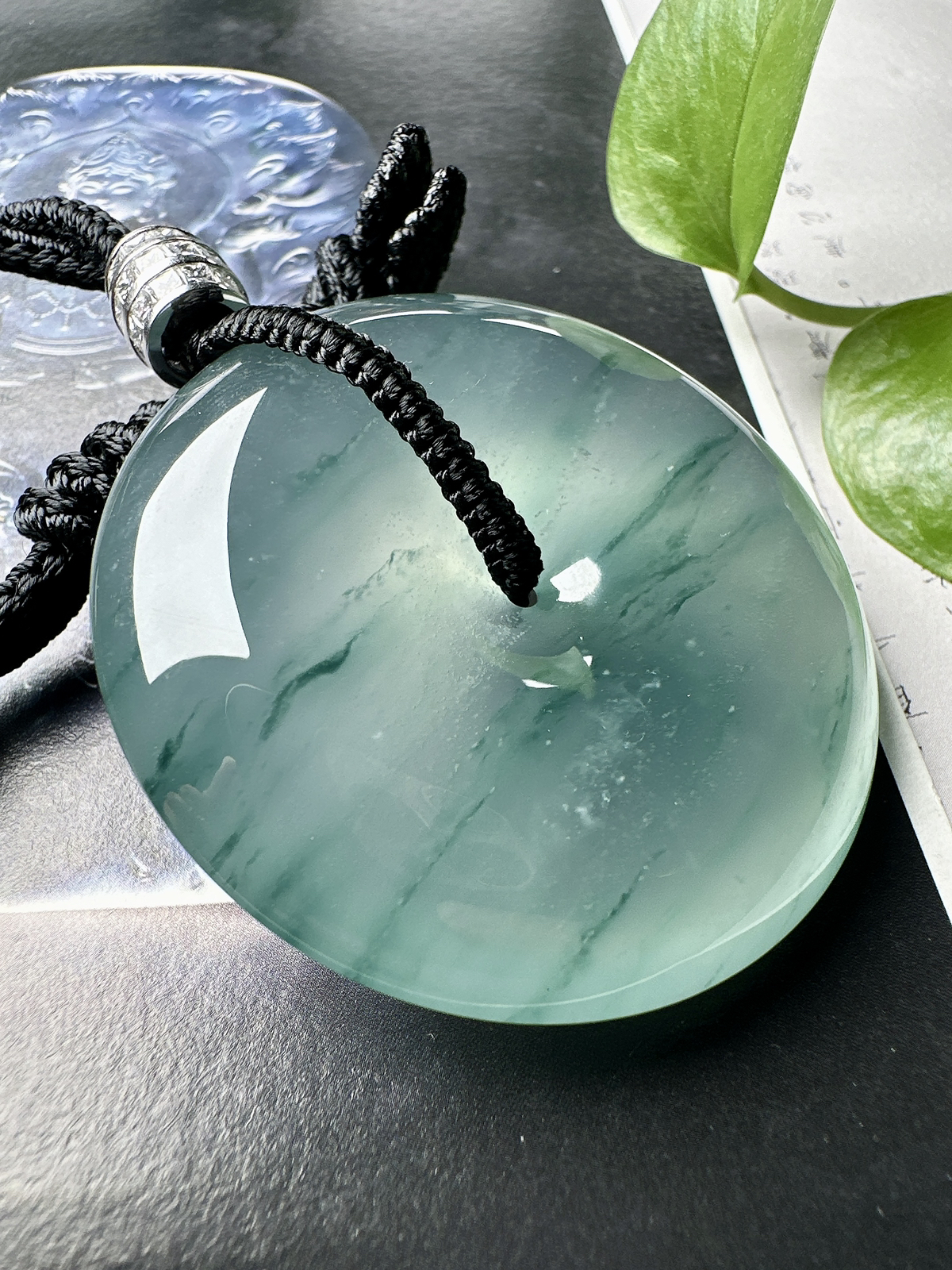 【冰种飘花巨无霸平安扣】质地非常细腻，冰润十足，种老冰透，花色灵动，收藏品质。