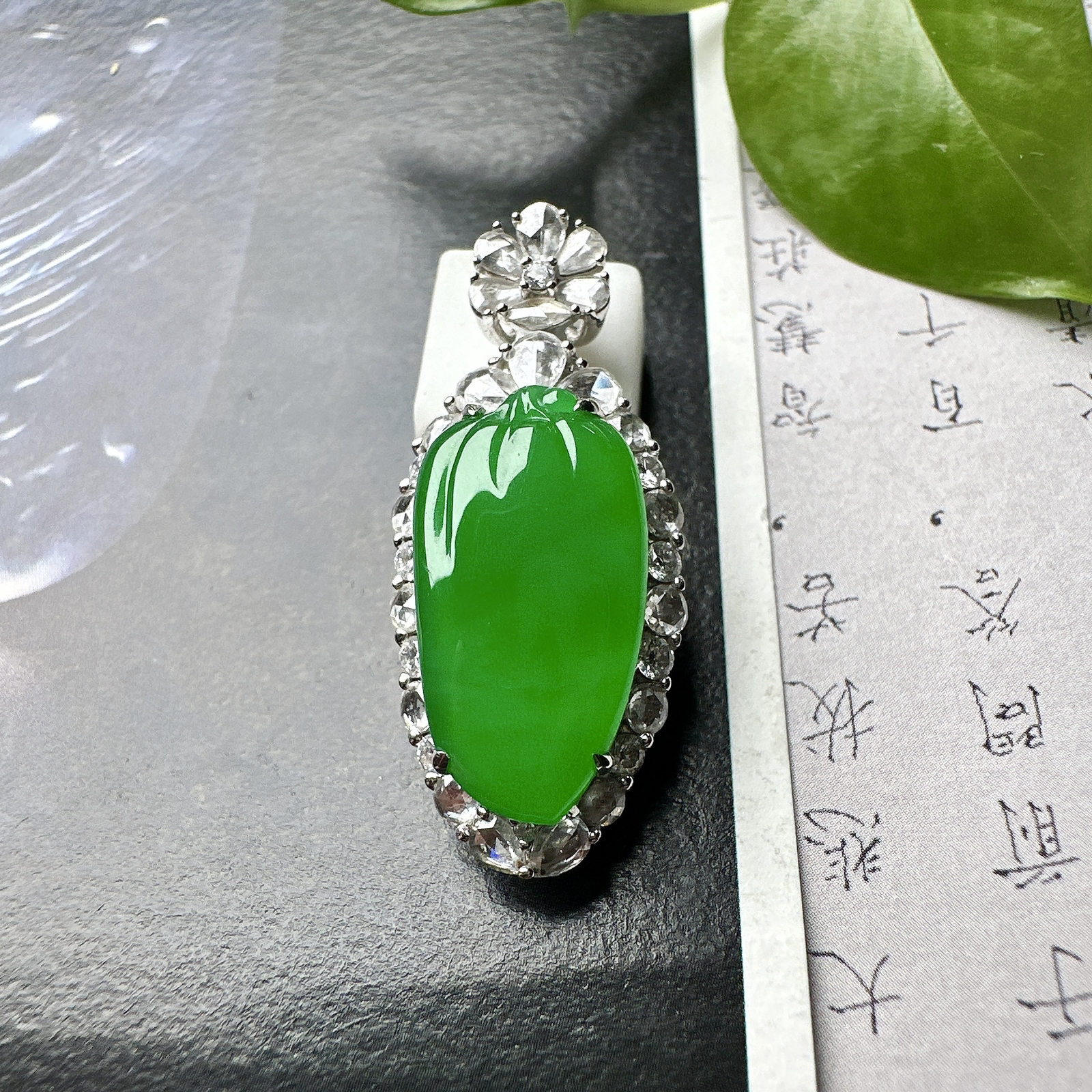 【冰种满绿福瓜吊坠】种水上乘，晶莹剔透，纯净通透，18k金钻精美镶嵌，裸石尺寸18.3*9.8*3.