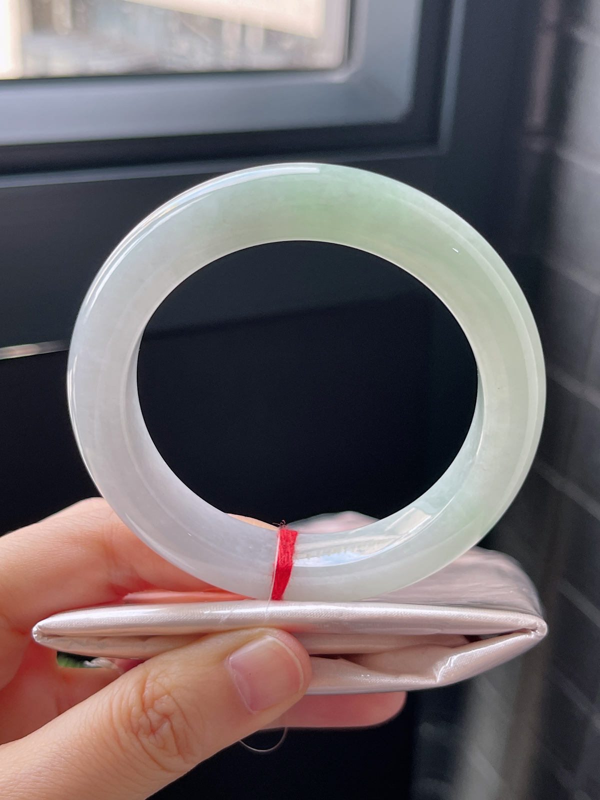 正圈53.2圈口，翡翠冰糯种浅绿色手镯