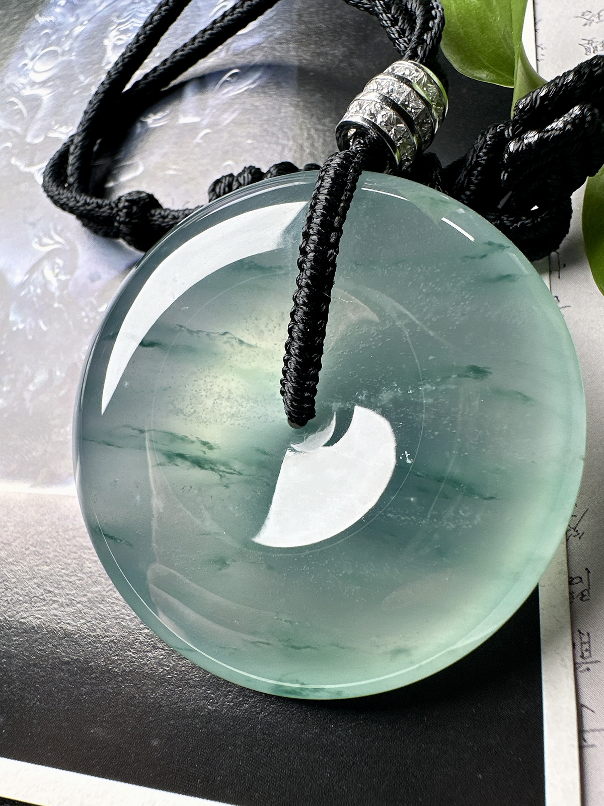 【冰种飘花巨无霸平安扣】质地非常细腻，冰润十足，种老冰透，花色灵动，收藏品质。