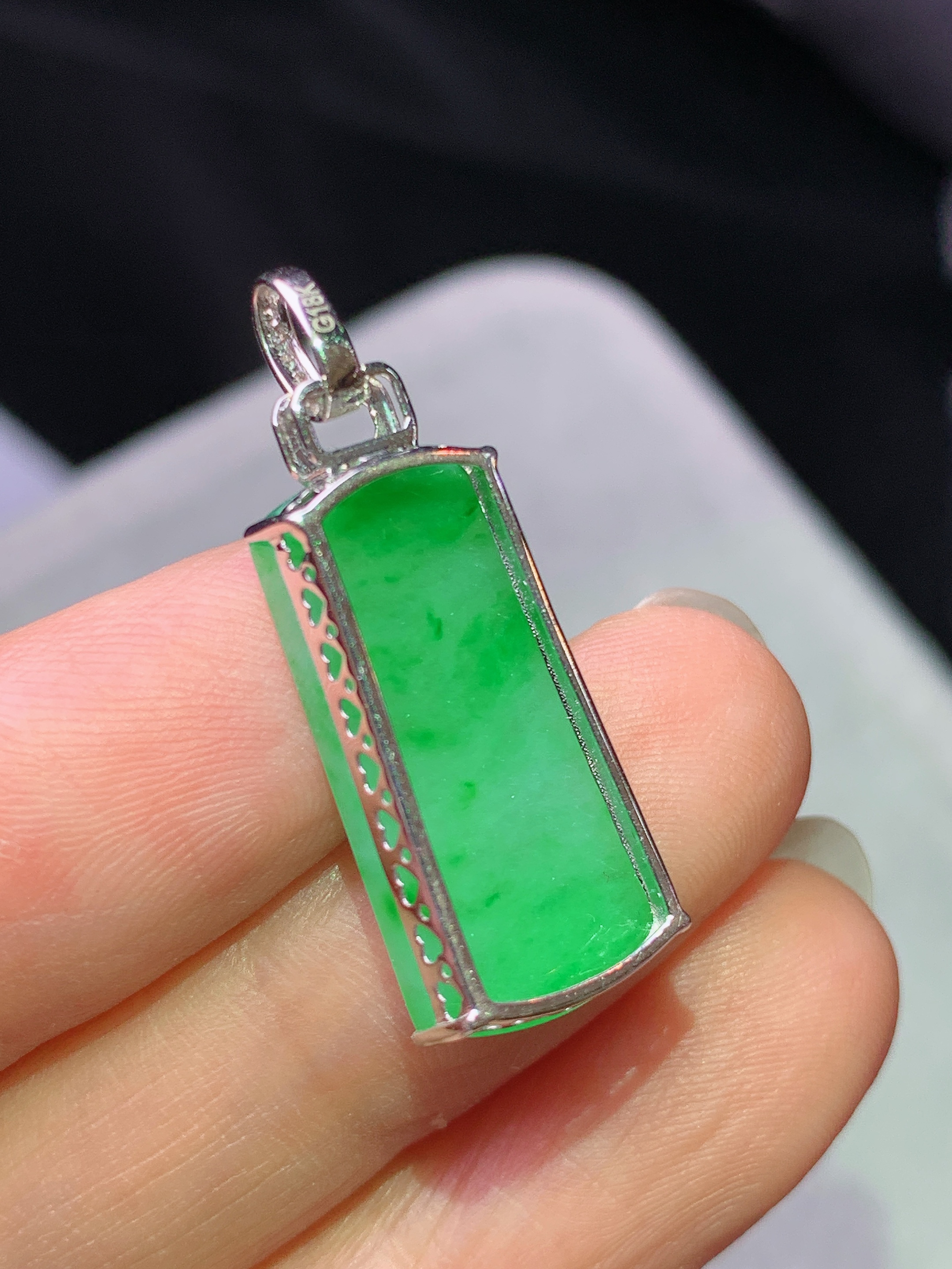 18k金钻镶嵌阳绿无事牌吊坠 玉质细腻 色泽艳丽清新 水润亮眼 整体尺寸29.6*9.5*4.8b1