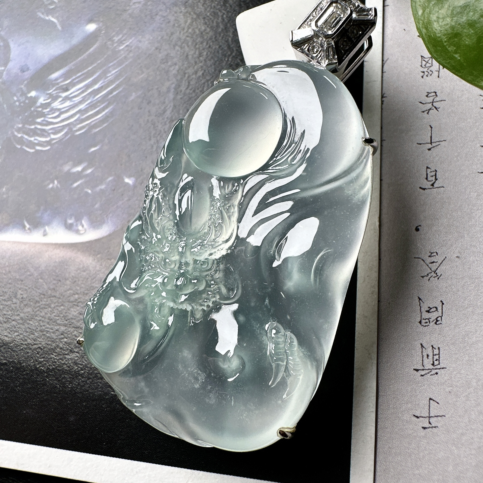 【冰种龙牌】冰润细腻，冰感好，质地很不错。雕工精细，佩戴效果好，18k金钻镶嵌，裸石尺寸45.5*28.4*7毫米