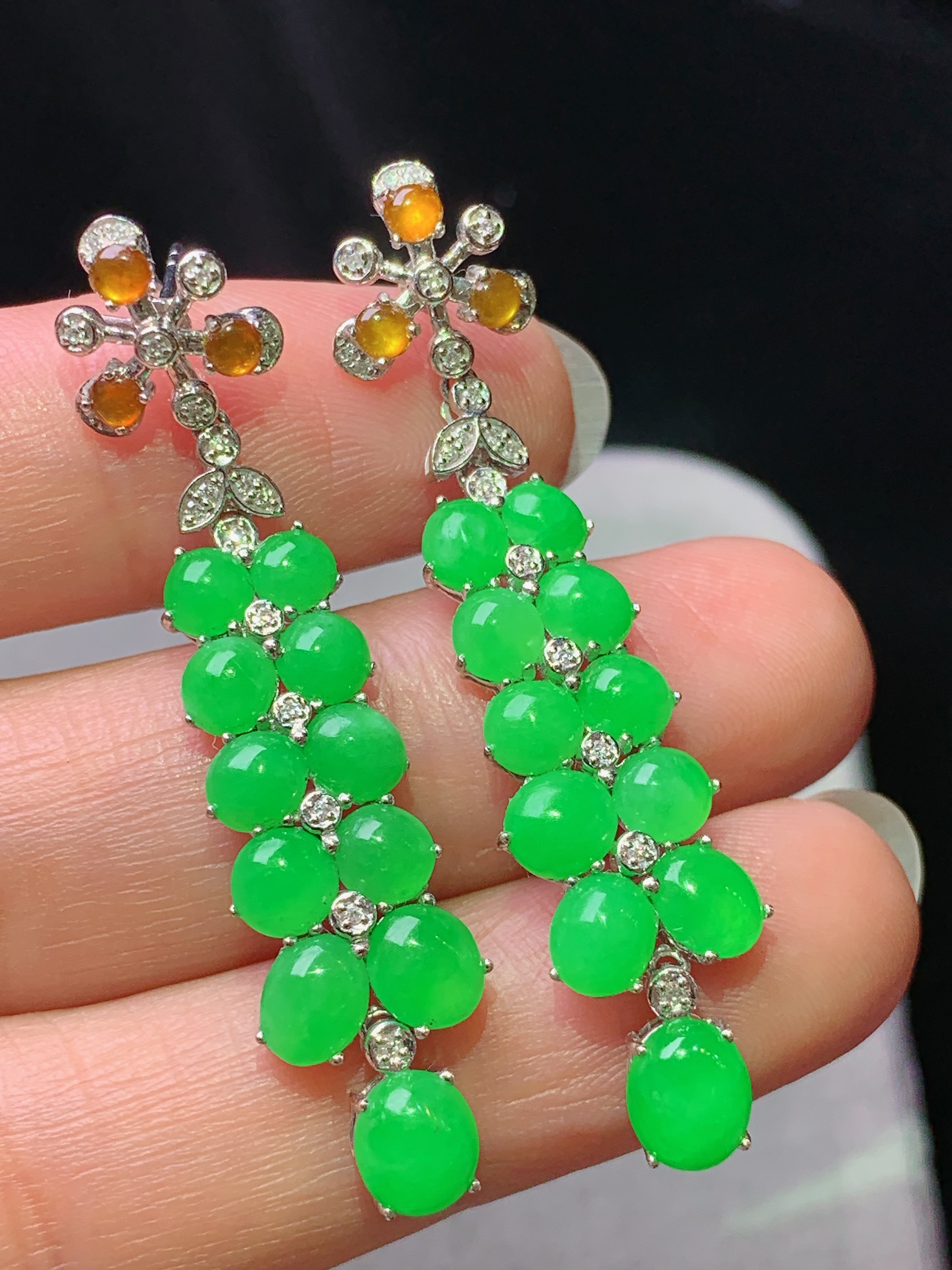 18k金钻镶嵌阳绿蛋面耳坠 玉质细腻 色泽艳丽清新 水润亮眼 整体尺寸46*10*4x2