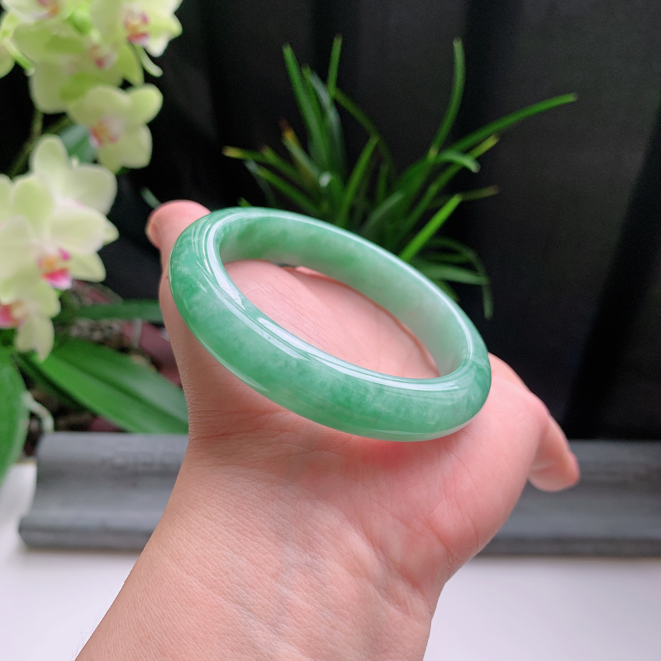 正圈55圈口，天然A货翡翠冰糯种水润飘绿玉手镯，水润秀丽，飘花灵动，种水十足，视觉甜美可人，恰到好处的美，十分高雅耐看，条形优美，上手优雅大方。57.13