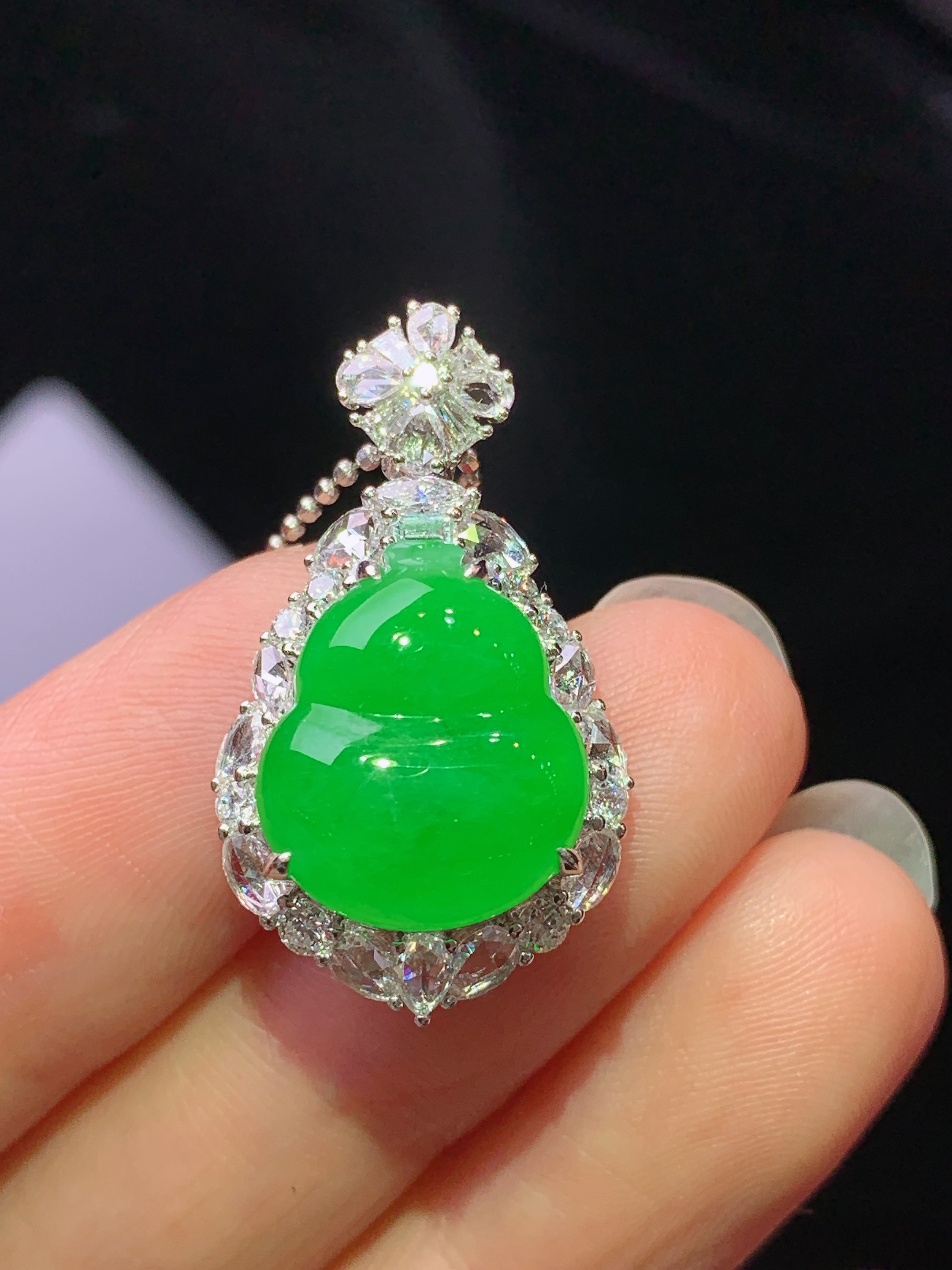 18k金钻镶嵌冰阳绿葫芦吊坠 玉质细腻 色泽艳丽清新 水润亮眼 整体尺寸27.5*16*10.2c4