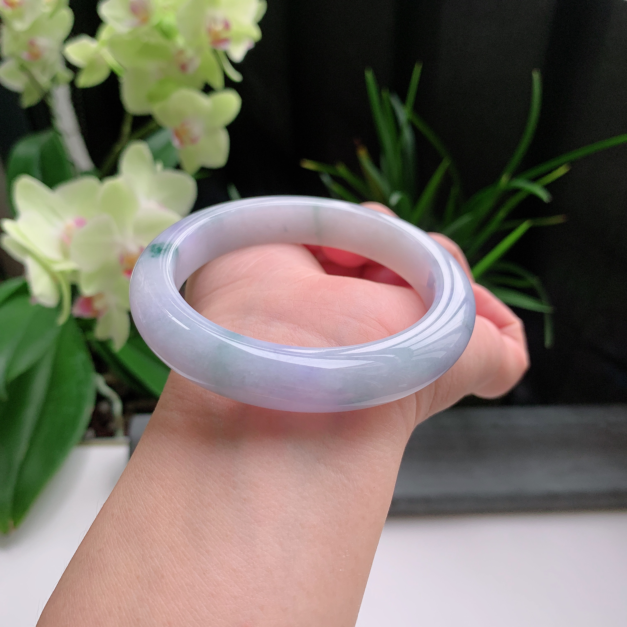 正圈56圈口，天然A货翡翠冰糯种水润淡紫飘绿玉手镯，水润秀丽，飘花灵动，种水十足，视觉甜美可人，恰到好处的美，十分高雅耐看，条形优美，上手优雅大方。62.01