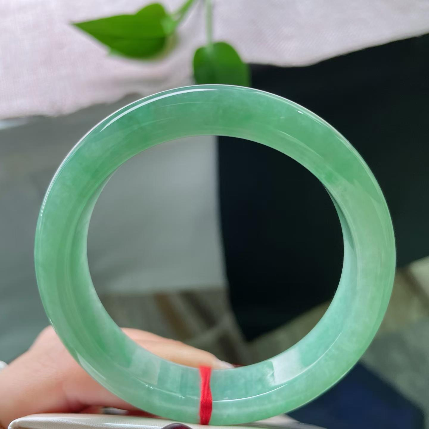 55.2/12.8/8.5绿底正圈，水头好，种老，：简洁现代，充满动感。ss51664a..