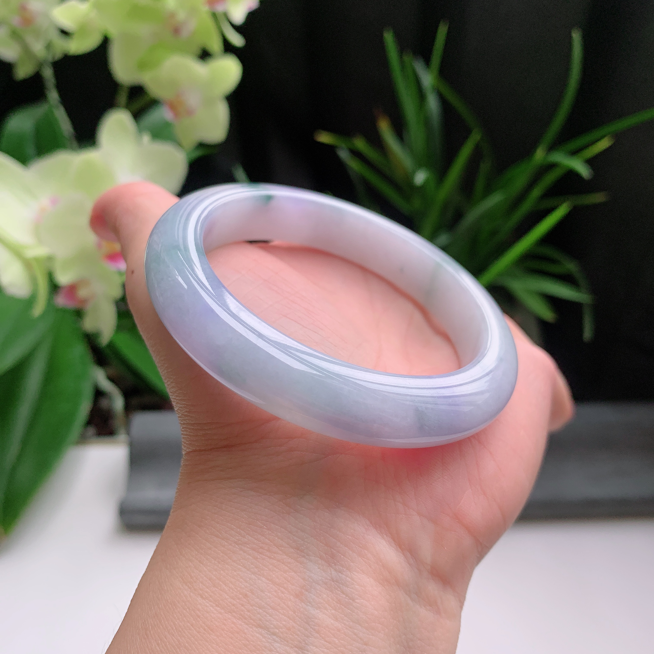 正圈56圈口，天然A货翡翠冰糯种水润淡紫飘绿玉手镯，水润秀丽，飘花灵动，种水十足，视觉甜美可人，恰